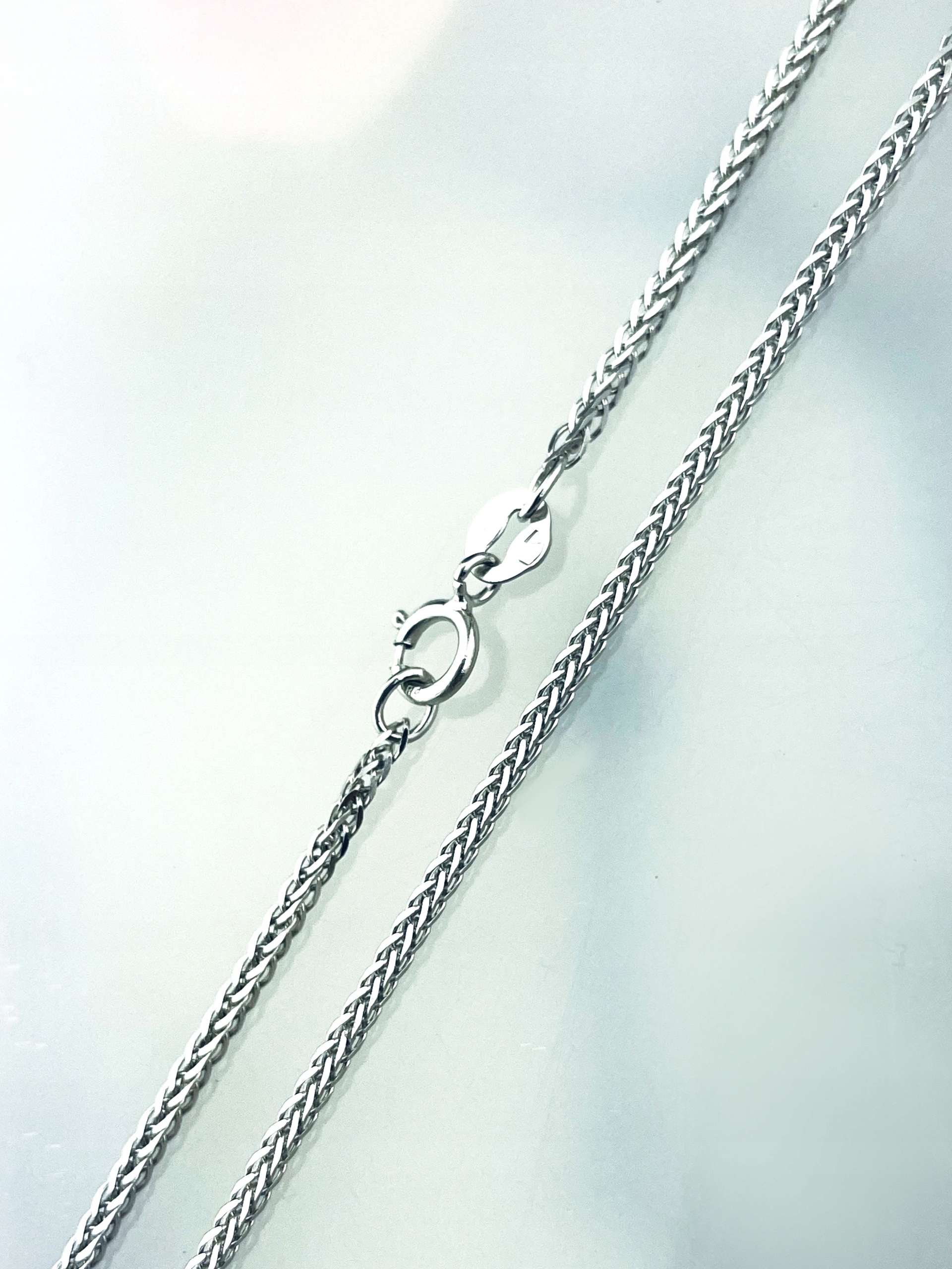 Zlatý řetízek s liščím ocasem špiní pšeničný klas, bílé zlato