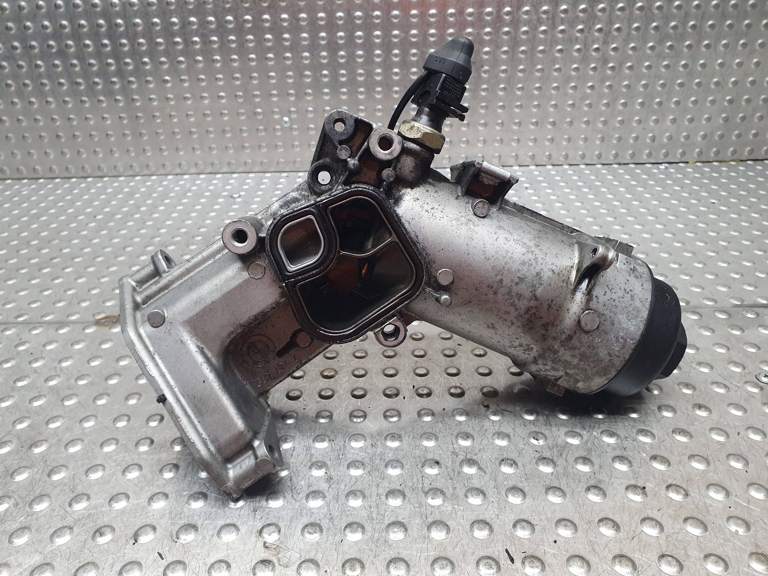 Ölfiltergehäuse 7787072 BMW E46 E87 E90 E60 X3 E83 2.0D M47