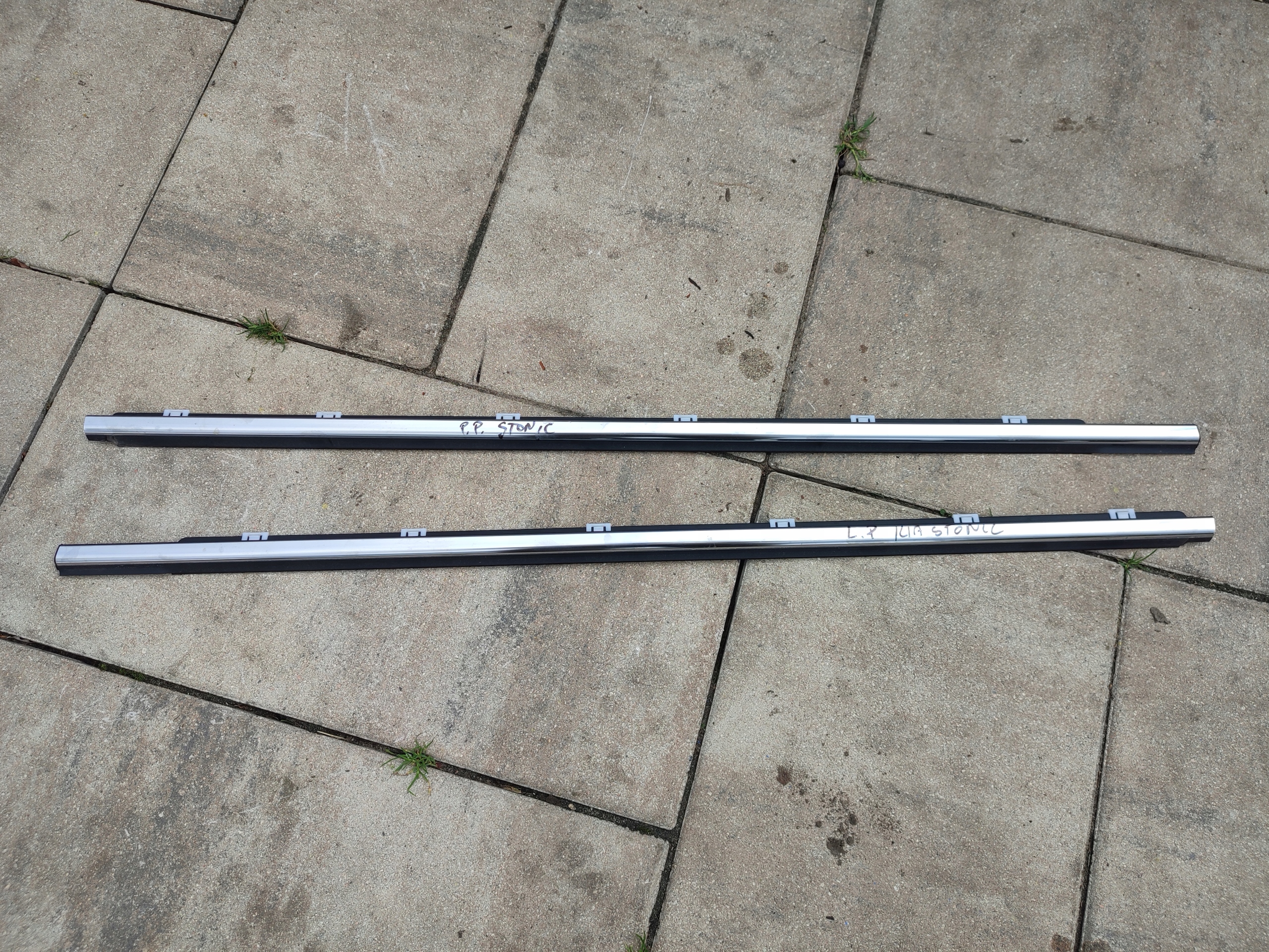 LISTWA ZGARNIAJĄCA DRZWI LEWA PRZÓD PRZEDNIA KIA STONIC LIFT