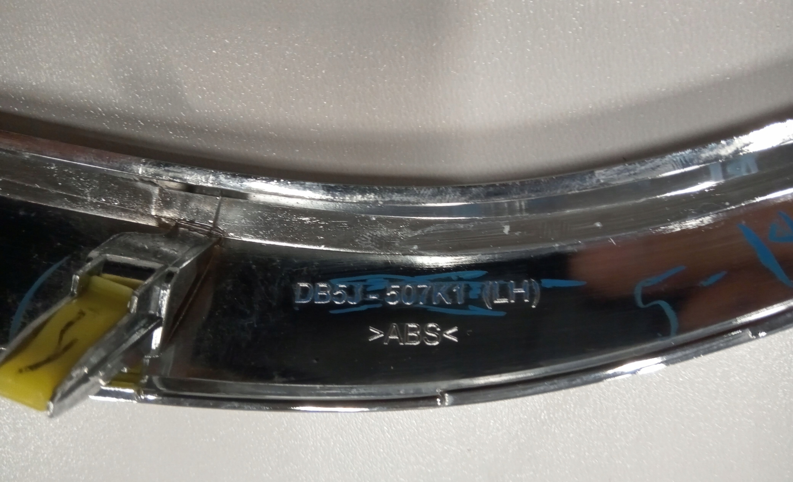 хром решетки бампера левый DB5J-507K1 mazda 2 DJ 2014->