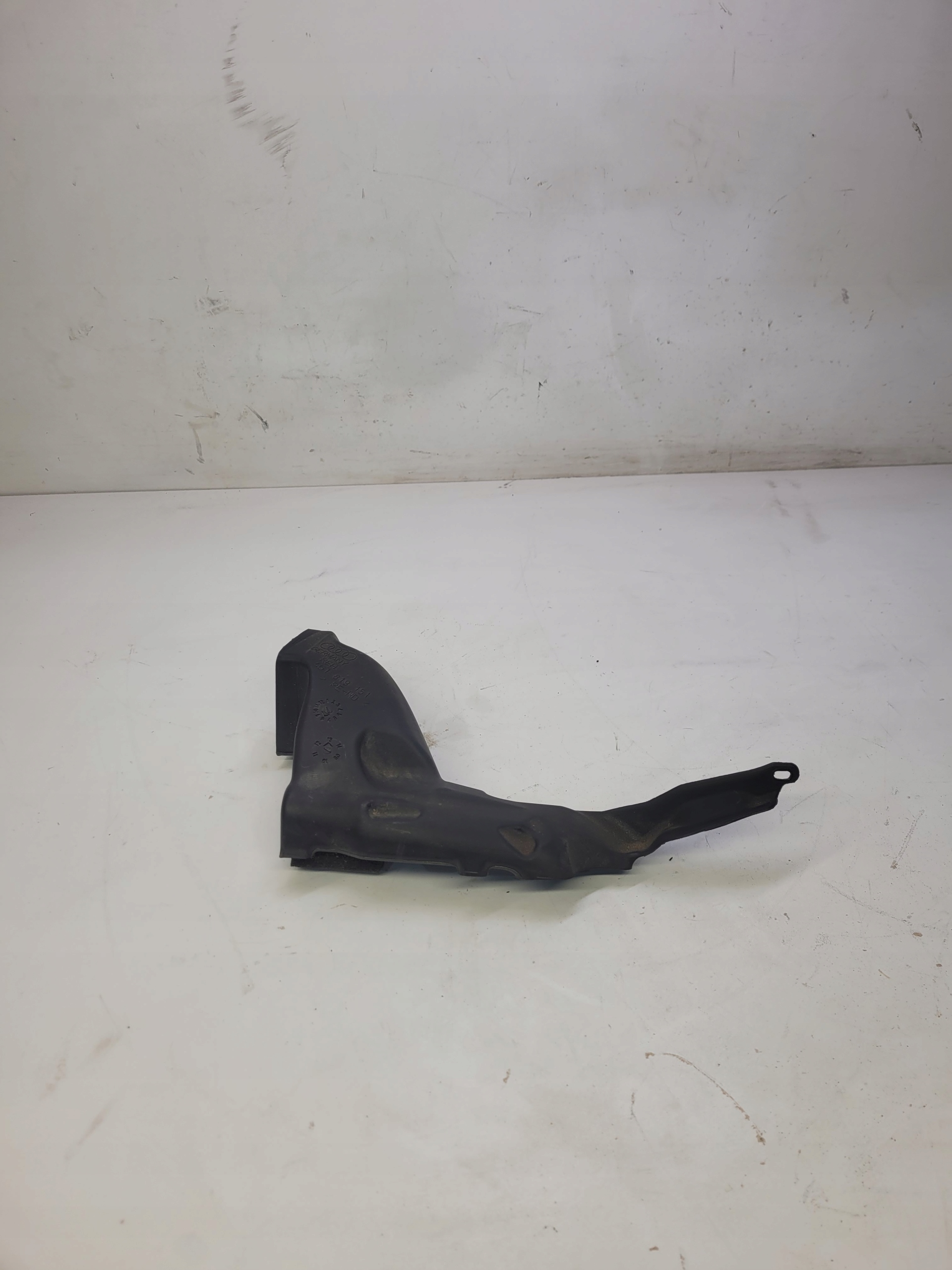 drain POWIETRZNY TUNEL left AUDI A6 C7 4G1819151