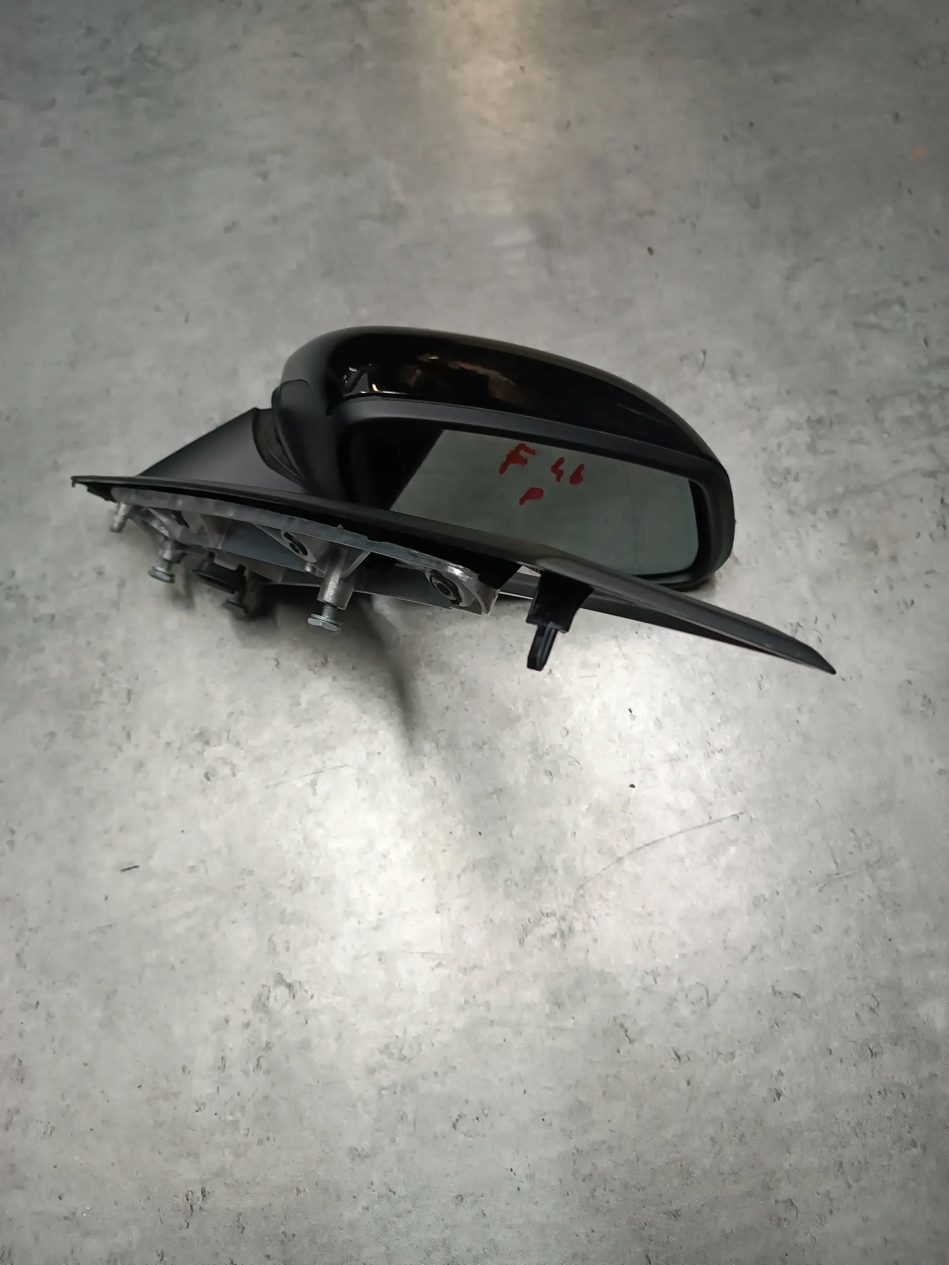 BMW 2 F46 LUSTERKO PRAWE KOL.475 5PIN