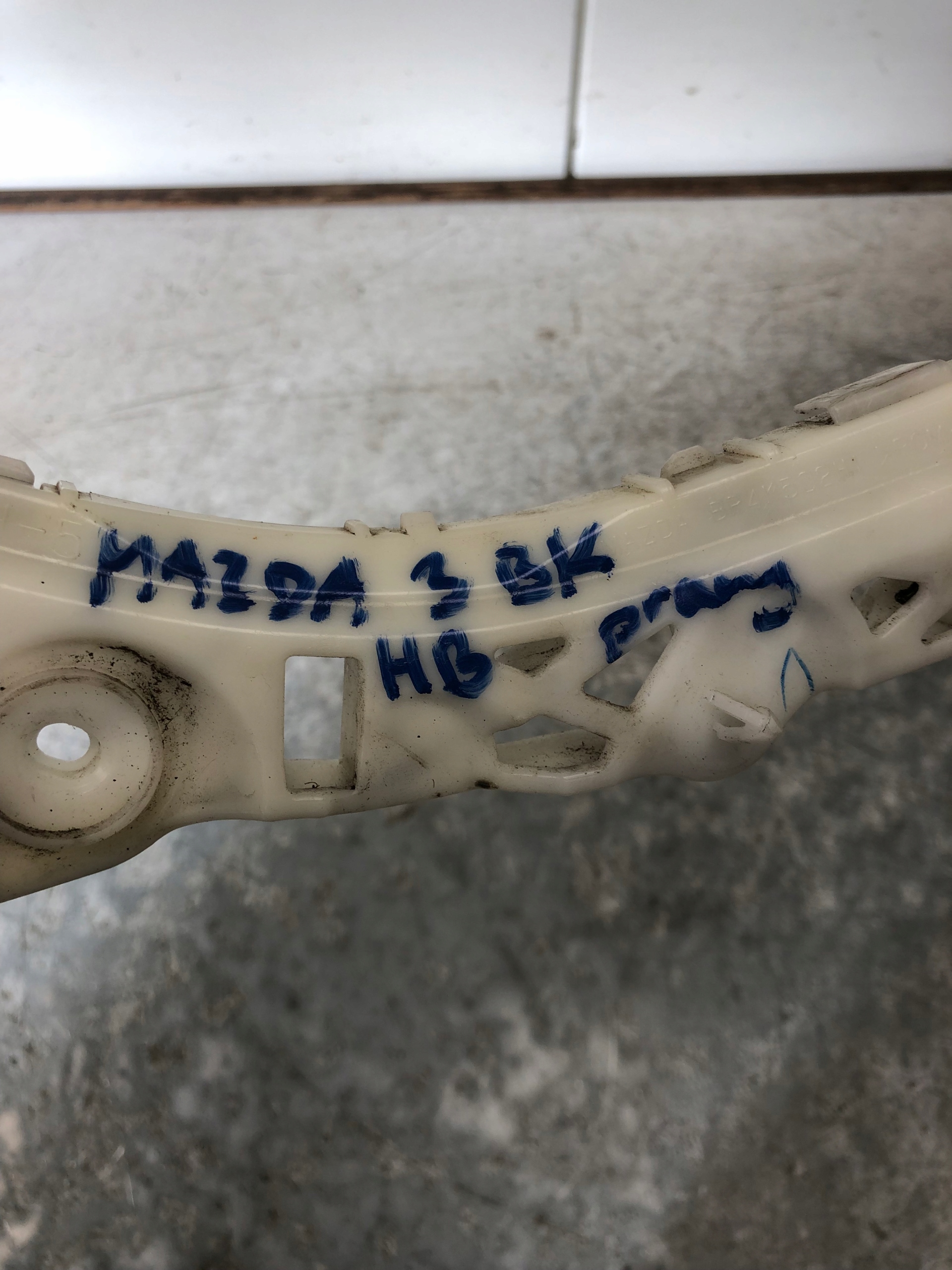 bumper bracket right rear part MAZDA 3 BK HB BP4K502HI