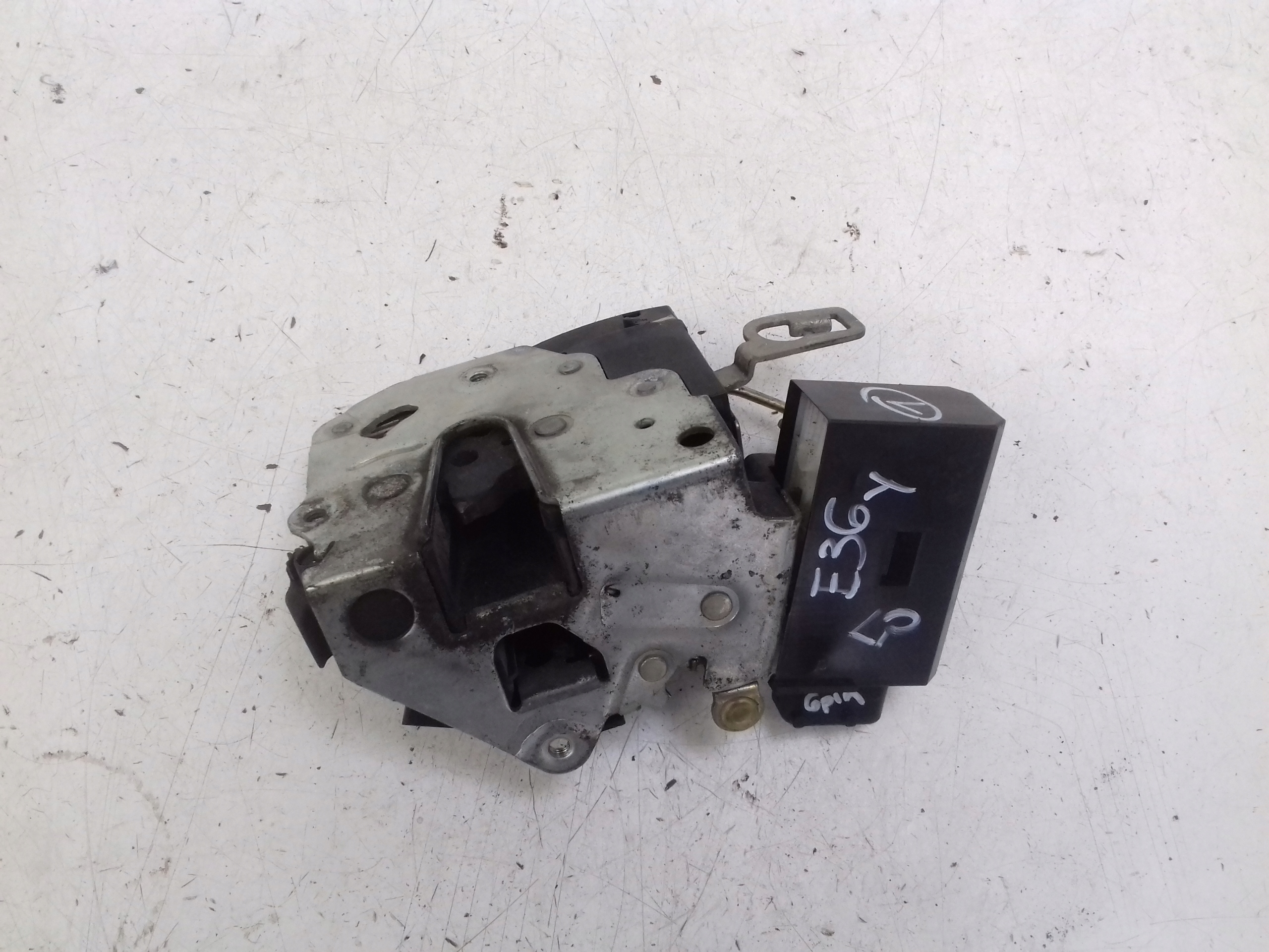 zámek levý předek 8122417 BMW E36