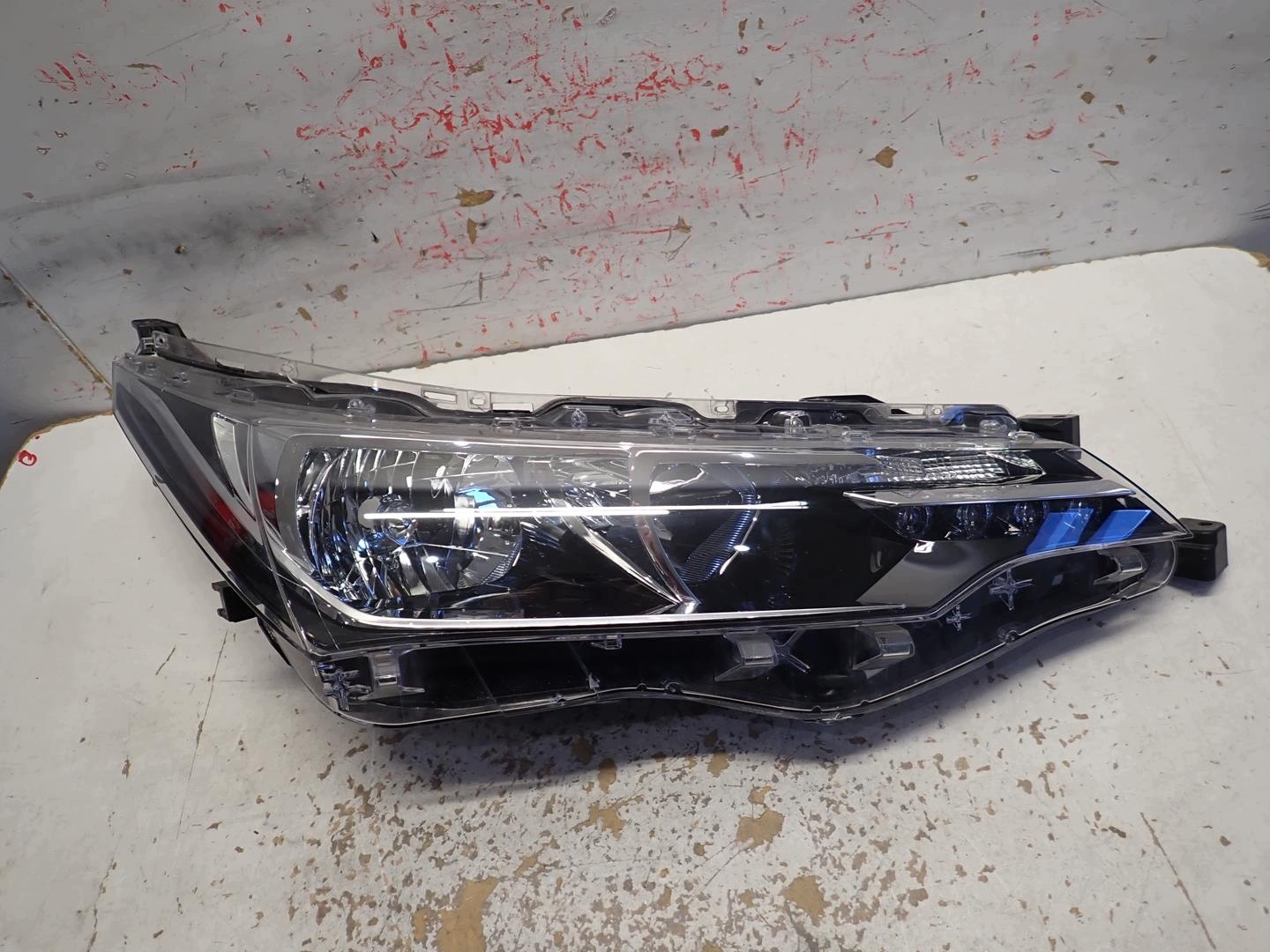 light front front right TOYOTA COROLLA E16 LIFT 2016- 81110-02L50