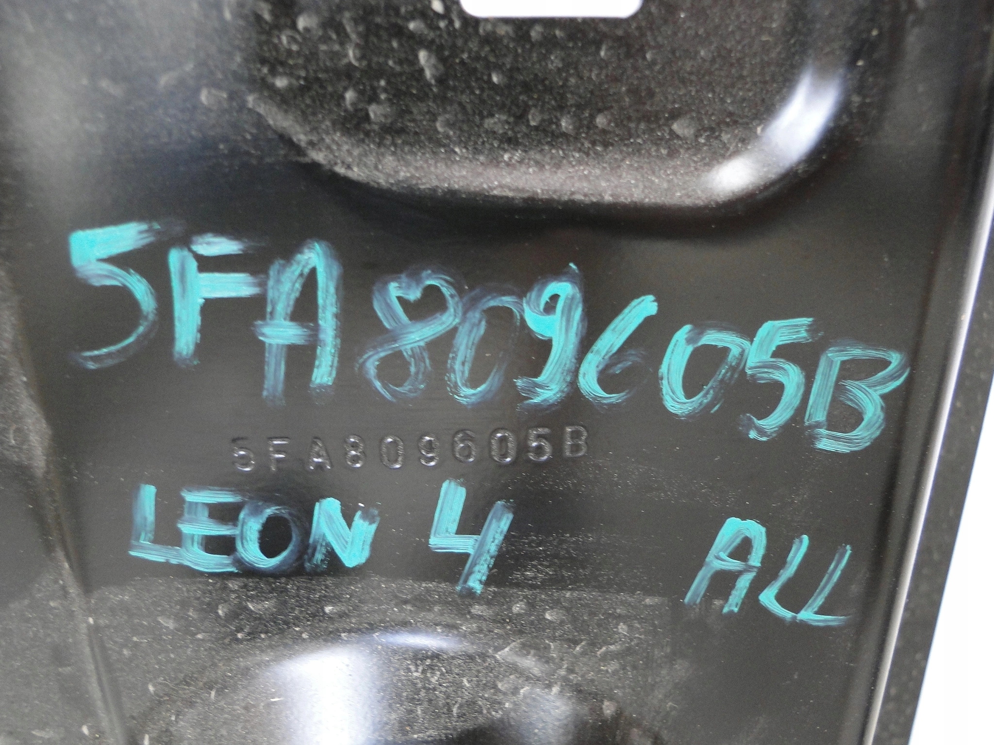 PRÓG POSZYCIE LEWY PRZÓD SEAT LEON 5FA 5FA809605B NOWY ORYGINAŁ Jakość części (zgodnie z GVO) O - oryginał z logo producenta pojazdu (OE)