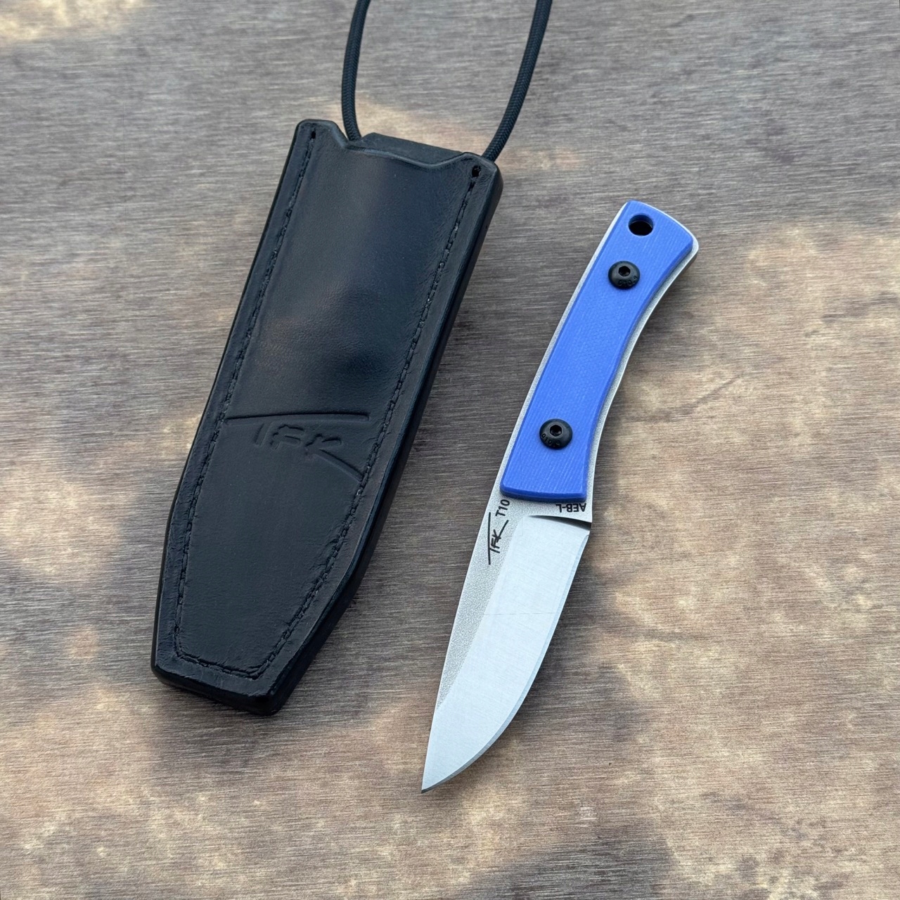 Příruční Nůž Edc typu neck Tfk Knives T10 AEB-L|Blue G10|Kožená Pouzdro