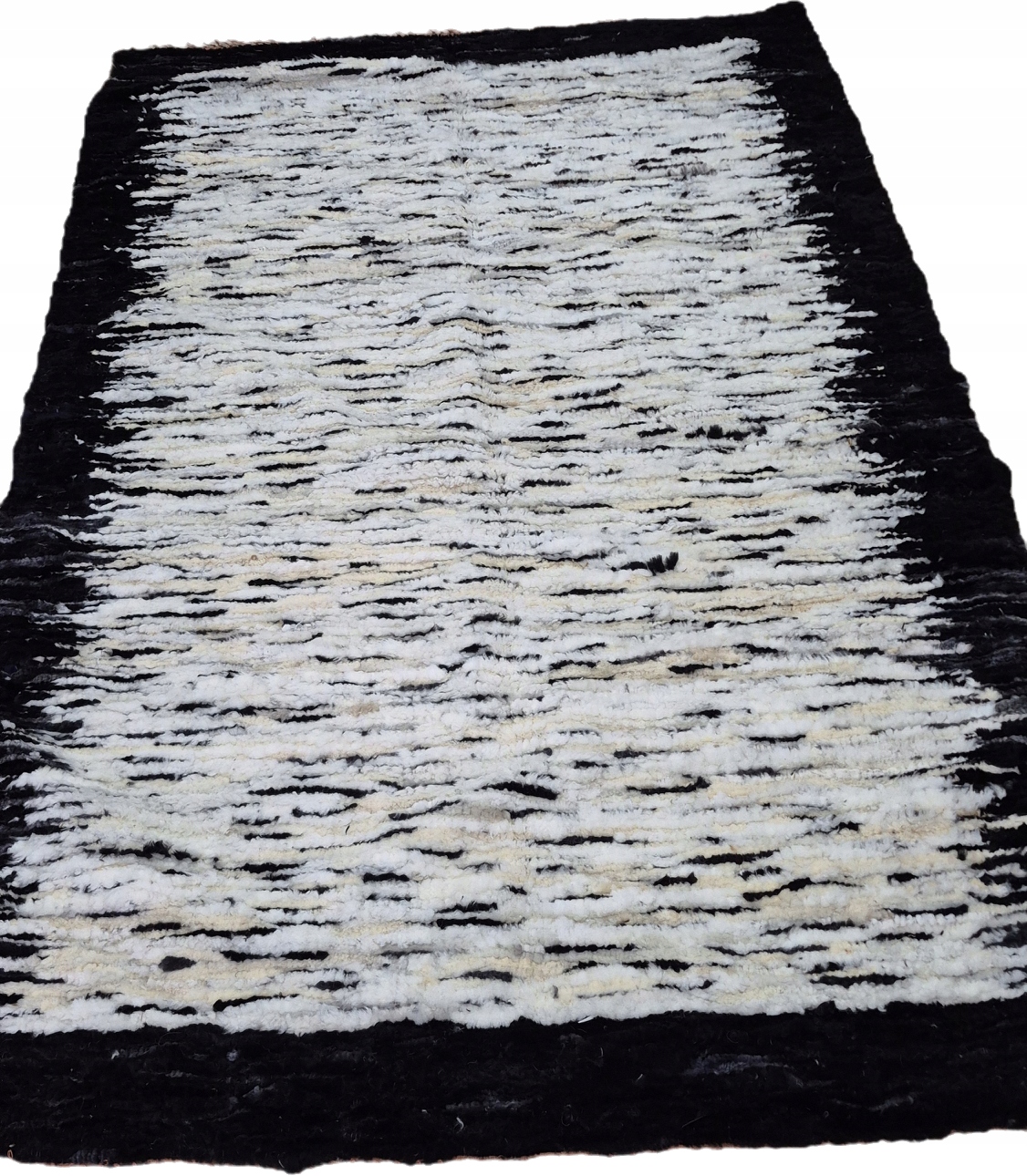 Ručně tkaný černobílý koberec z přírodní vlny 100 x 60 cm koberec běhoun z ovčí kůže