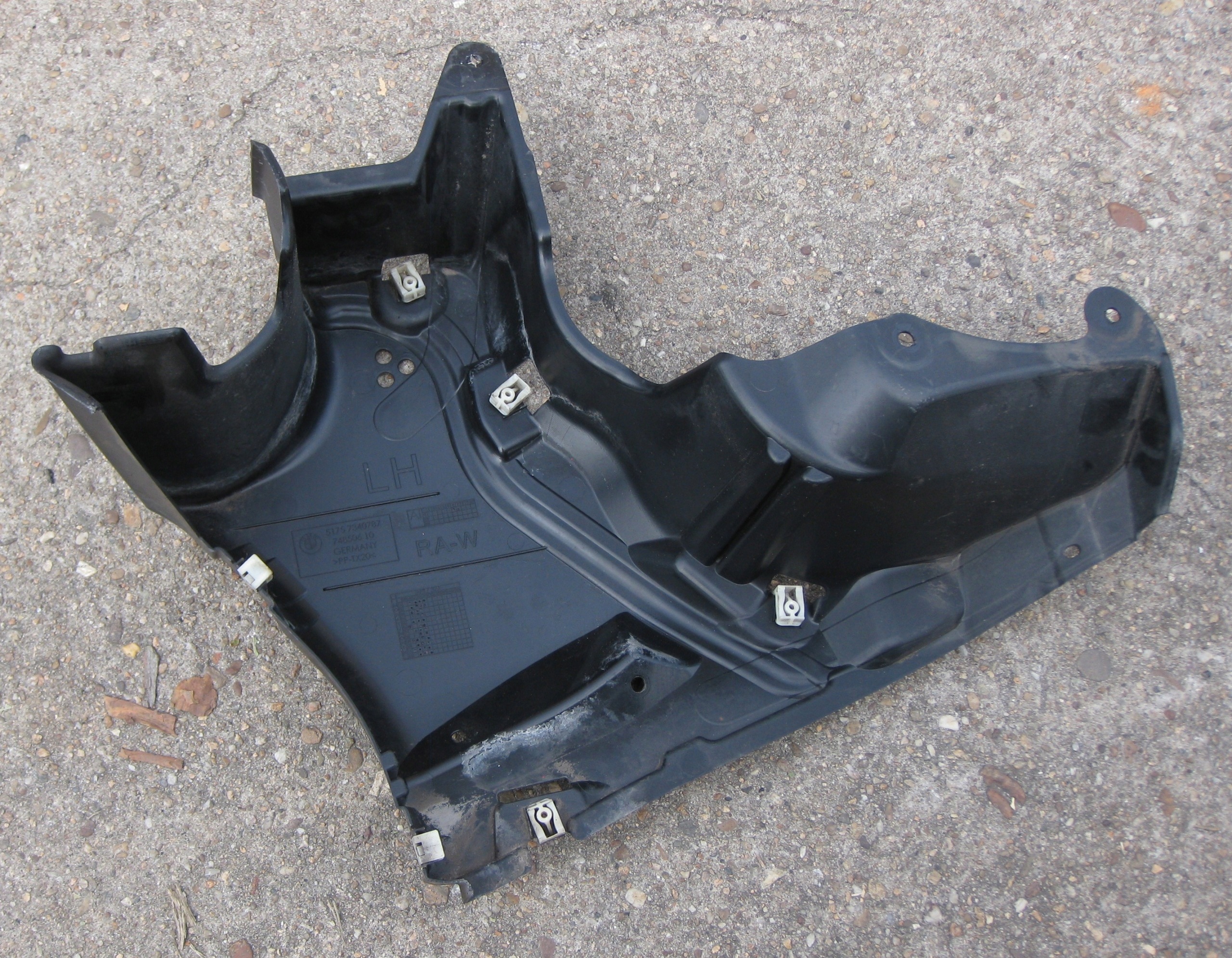 BMW 5 G30 3.0D 19R cover chassis left rear part 7340787