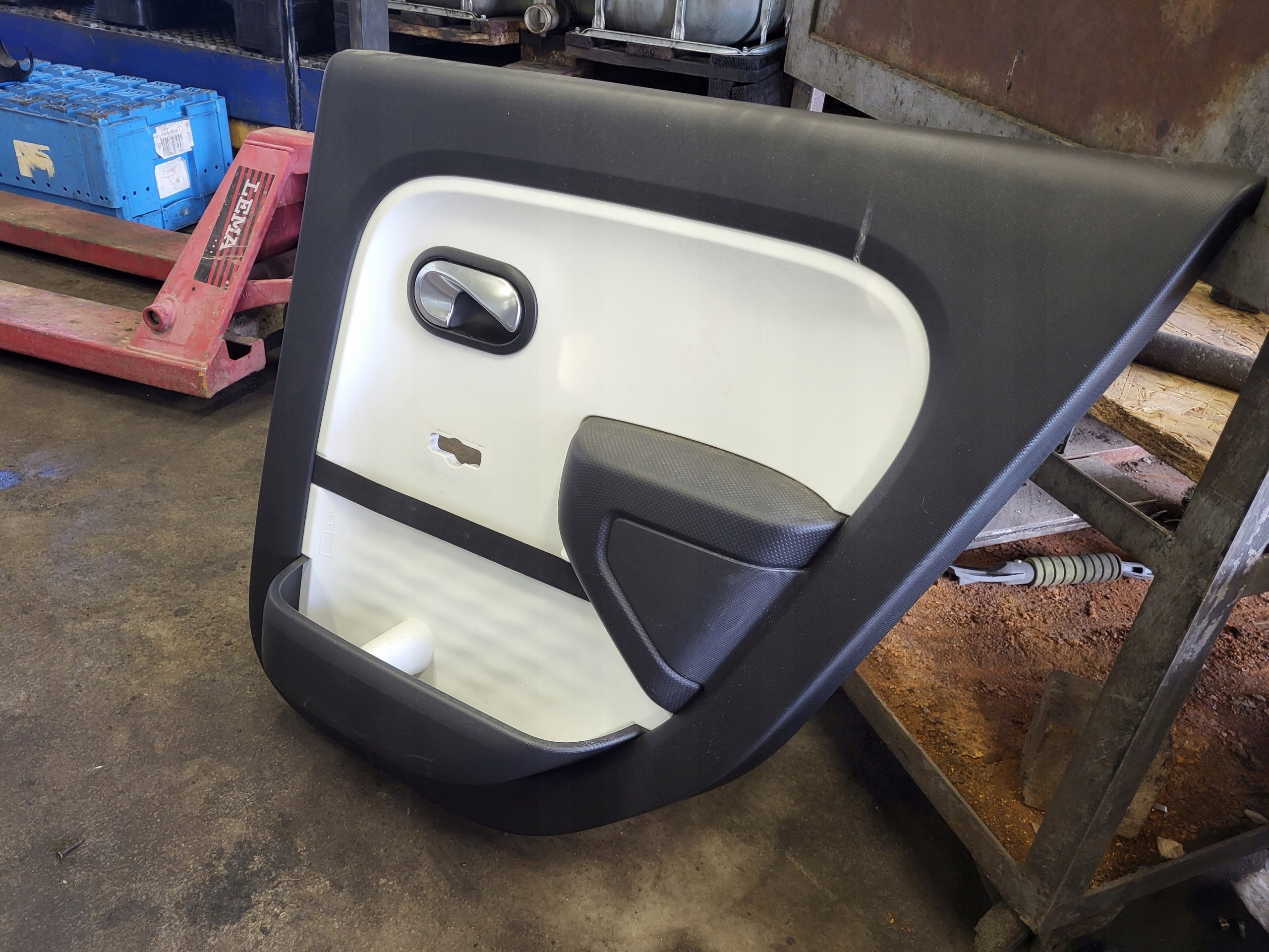 RENAULT TWINGO III side door right rear part