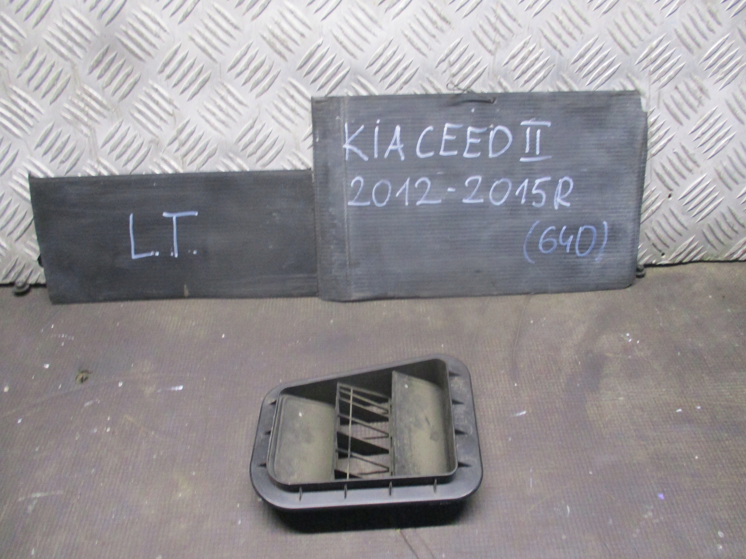 KRATKA WENTYLACYJNA PRAWY TYŁ KIA CEED II 12-15R