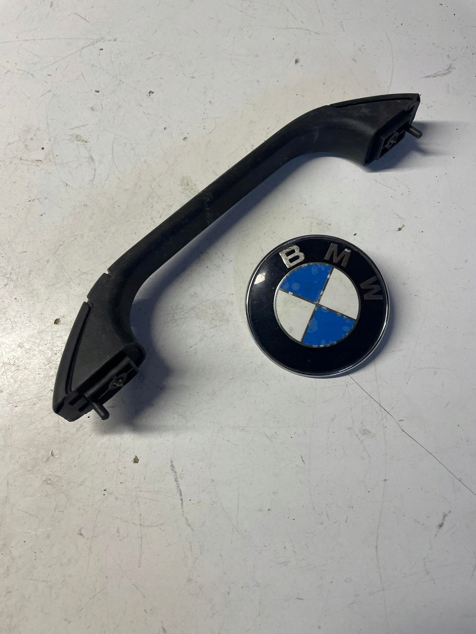 BMW E46 COMPACT RĄCZKA PODSUFITKI M-PAKIET Numer katalogowy części 8196438 BMW E46 COMPACT RĄCZKA PODSUFITKI PRAWY TYŁ M-PAKIET