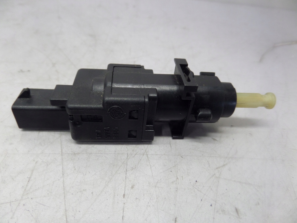 WŁĄCZNIK ŚWIATEŁ STOP FIAT PEUGEOT ALFA CITROEN