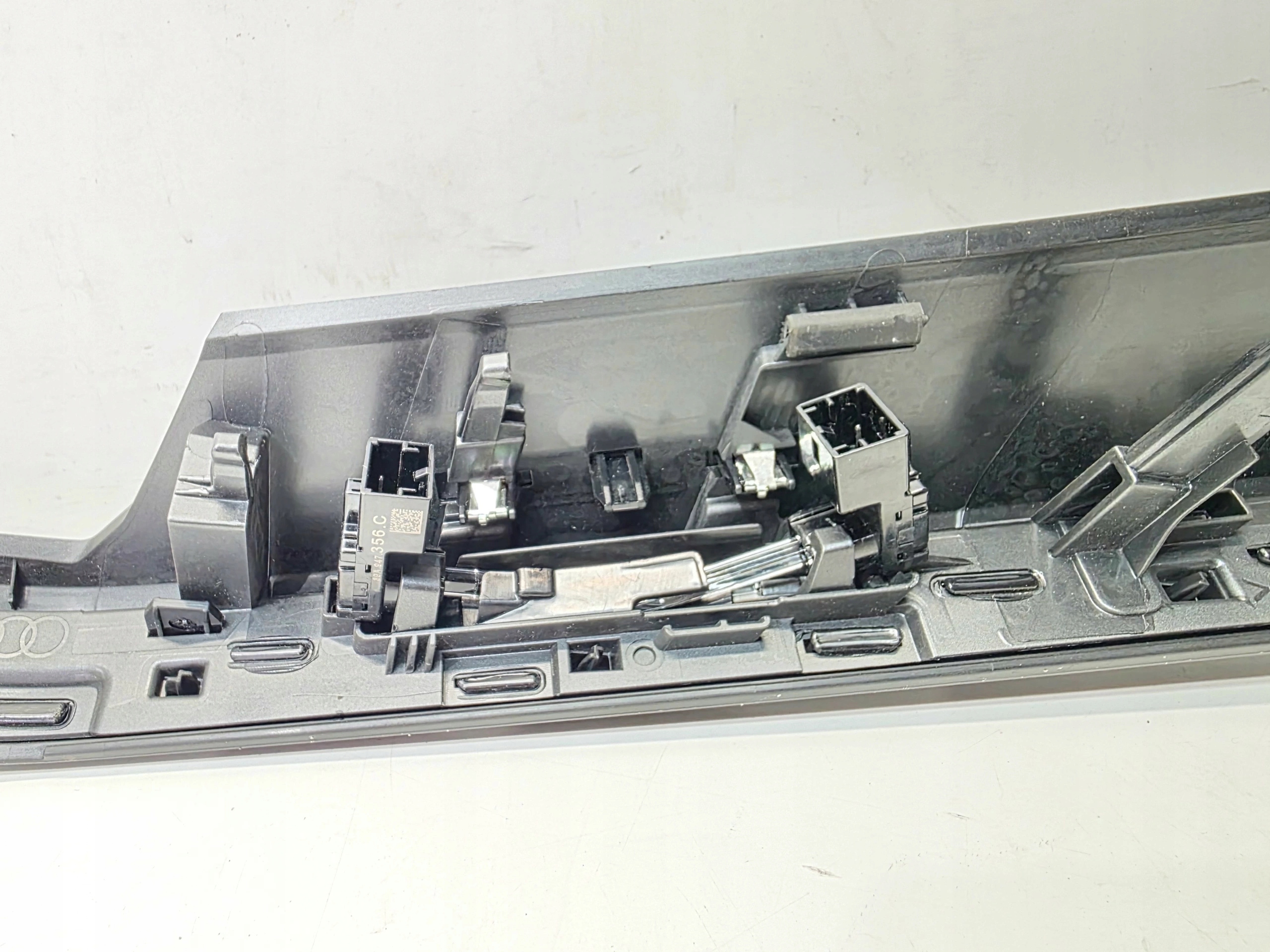 Moulage DEKOR du tableau de bord Console AUDI Q4 E-TRON 89C857189A Anglais