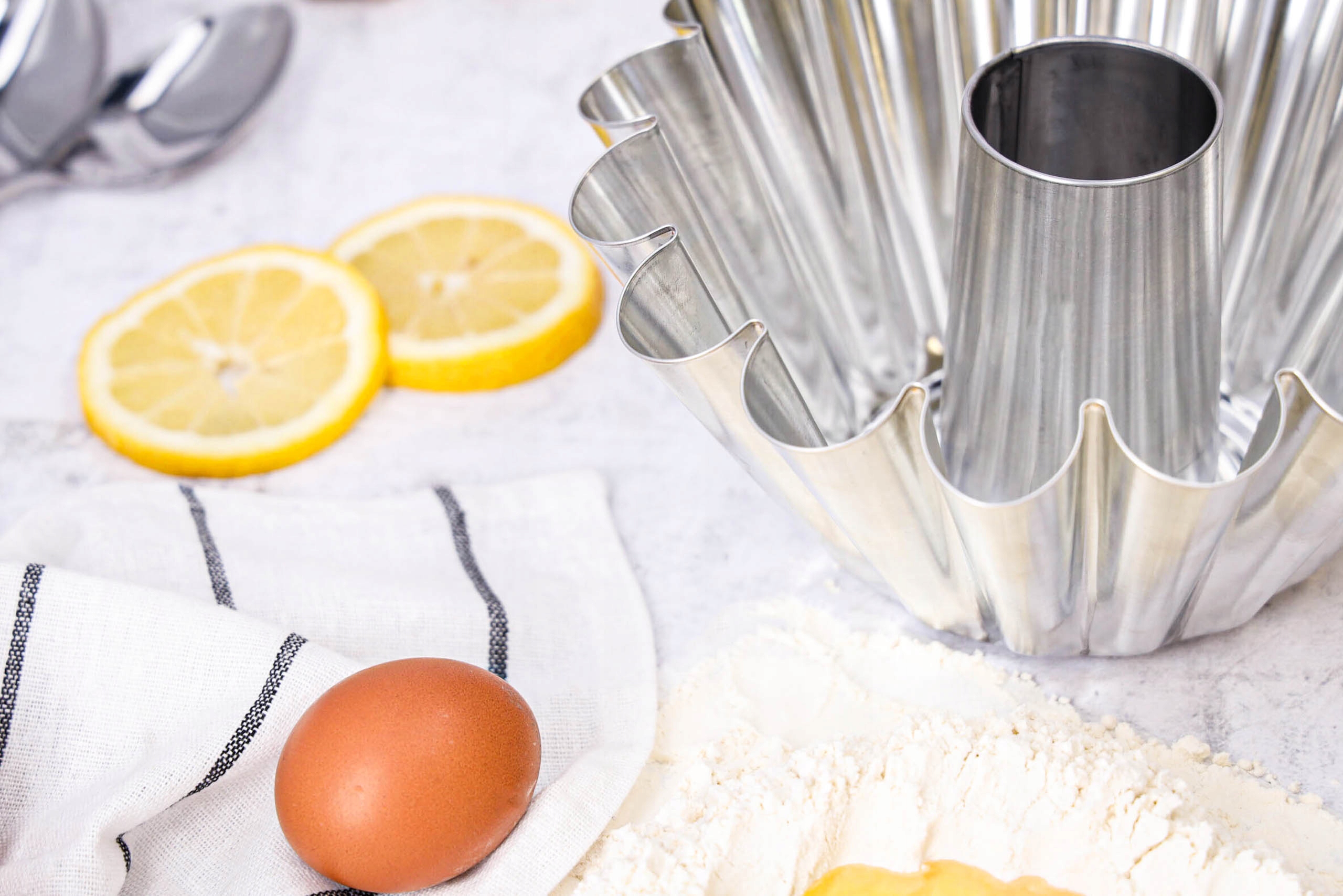 FORMA DO BABKI z tuleją blacha z karbowanym wzorem średnica 22 cm Materiał metal