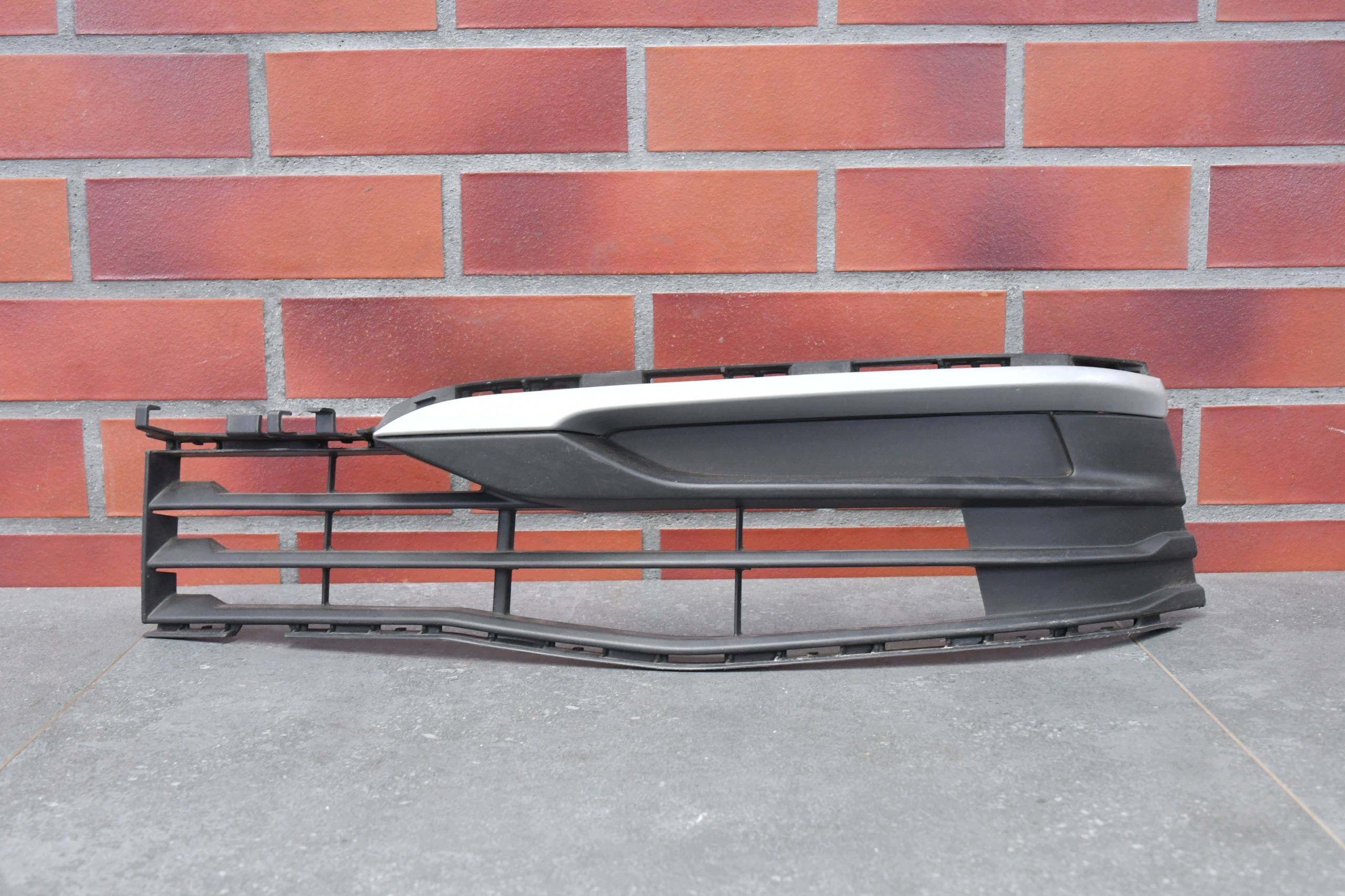 grid of a bumper left bumper BMW 5 G30 G31 7385269