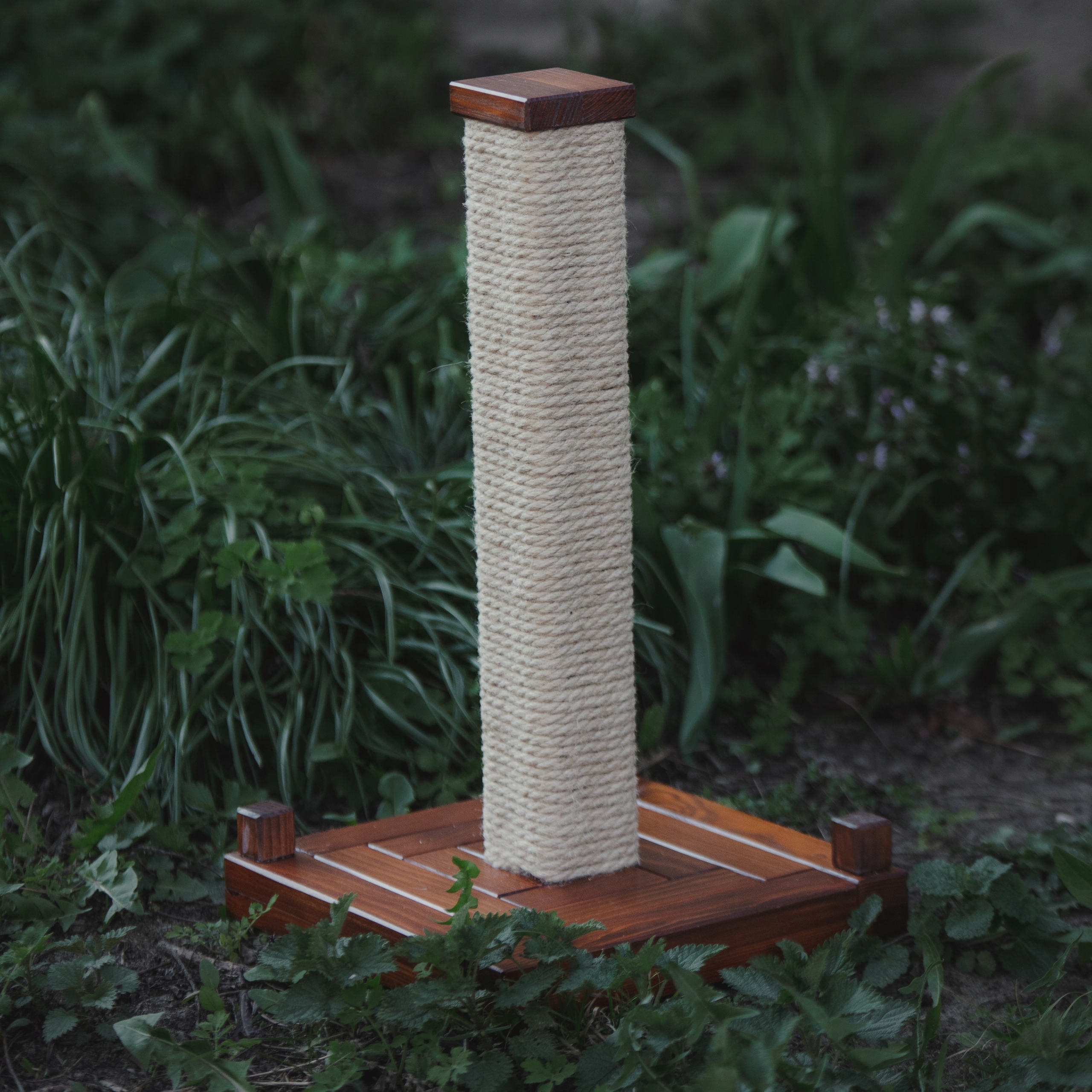 Levně Dřevěné velké škrabadlo pro kočky Wooden Manufacture