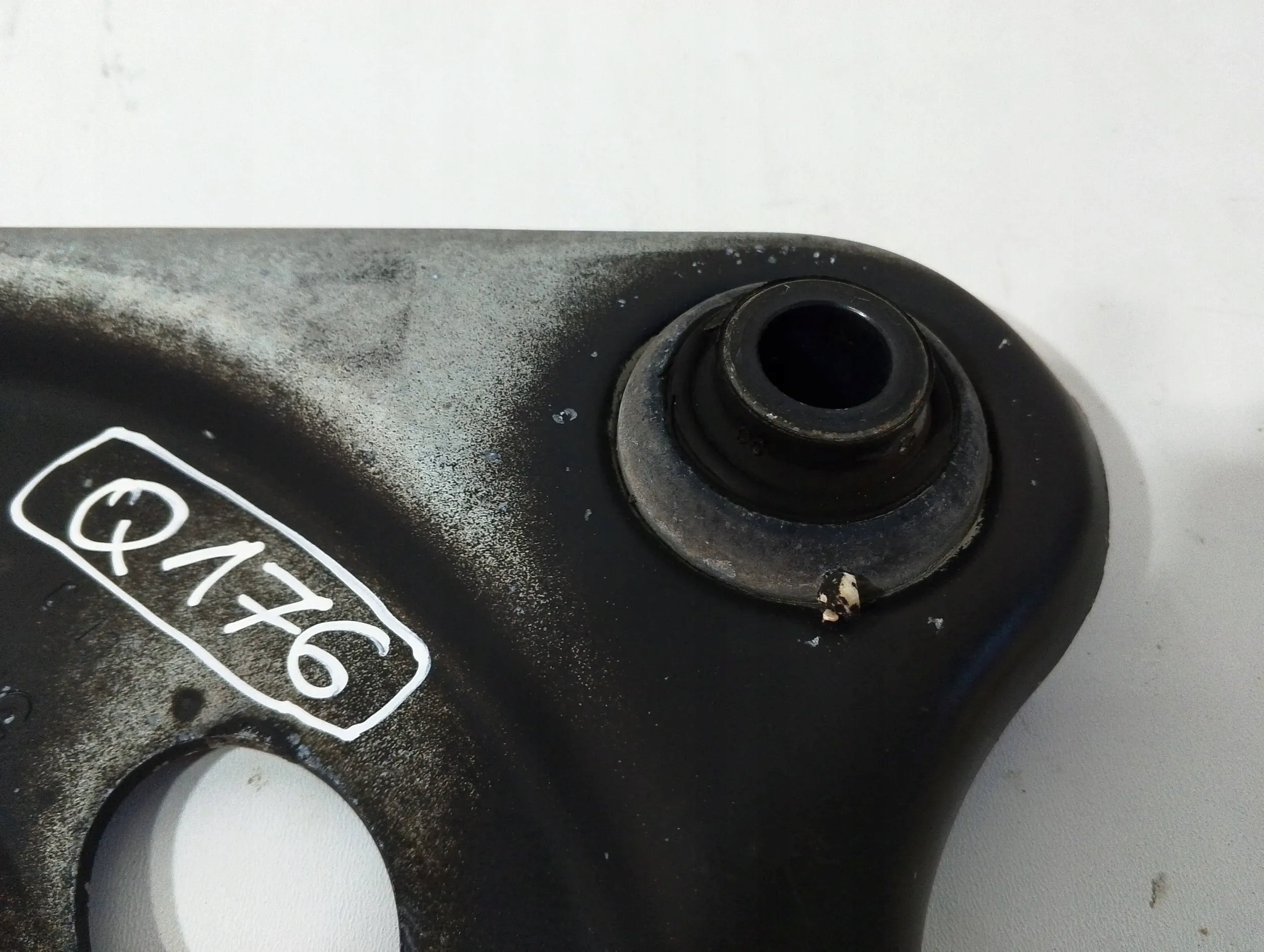 Peugeot 208 and arm front left (Q176)