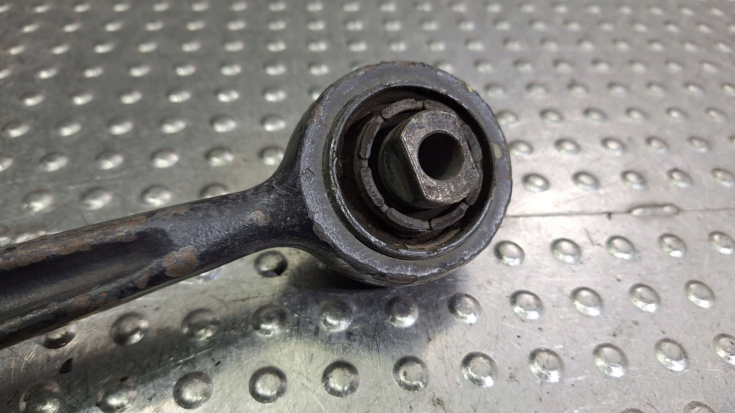 arm left front 4D0407155D VW PASSAT B5 AUDI A4 B5 A8 D2