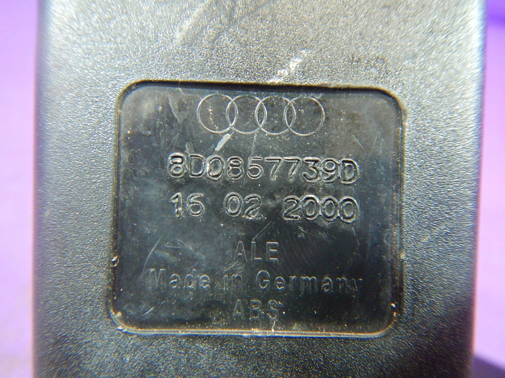 Audi A4 B5 универсал 97-01 защелка ремня 8D0857739D