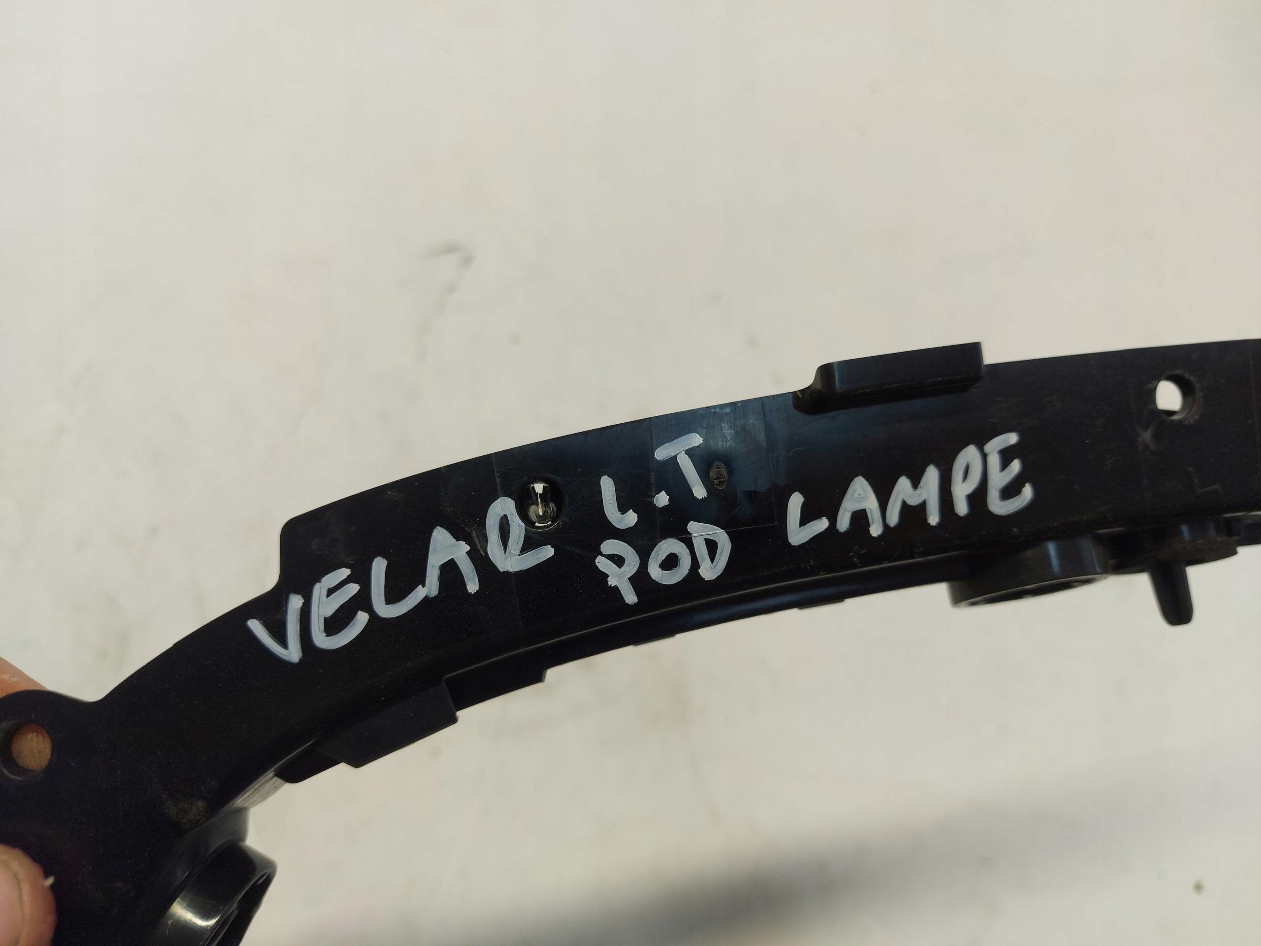 Range Rover VELAR L560 2.0d 2021r Support Support plaque Pare choc Gauche Arrière