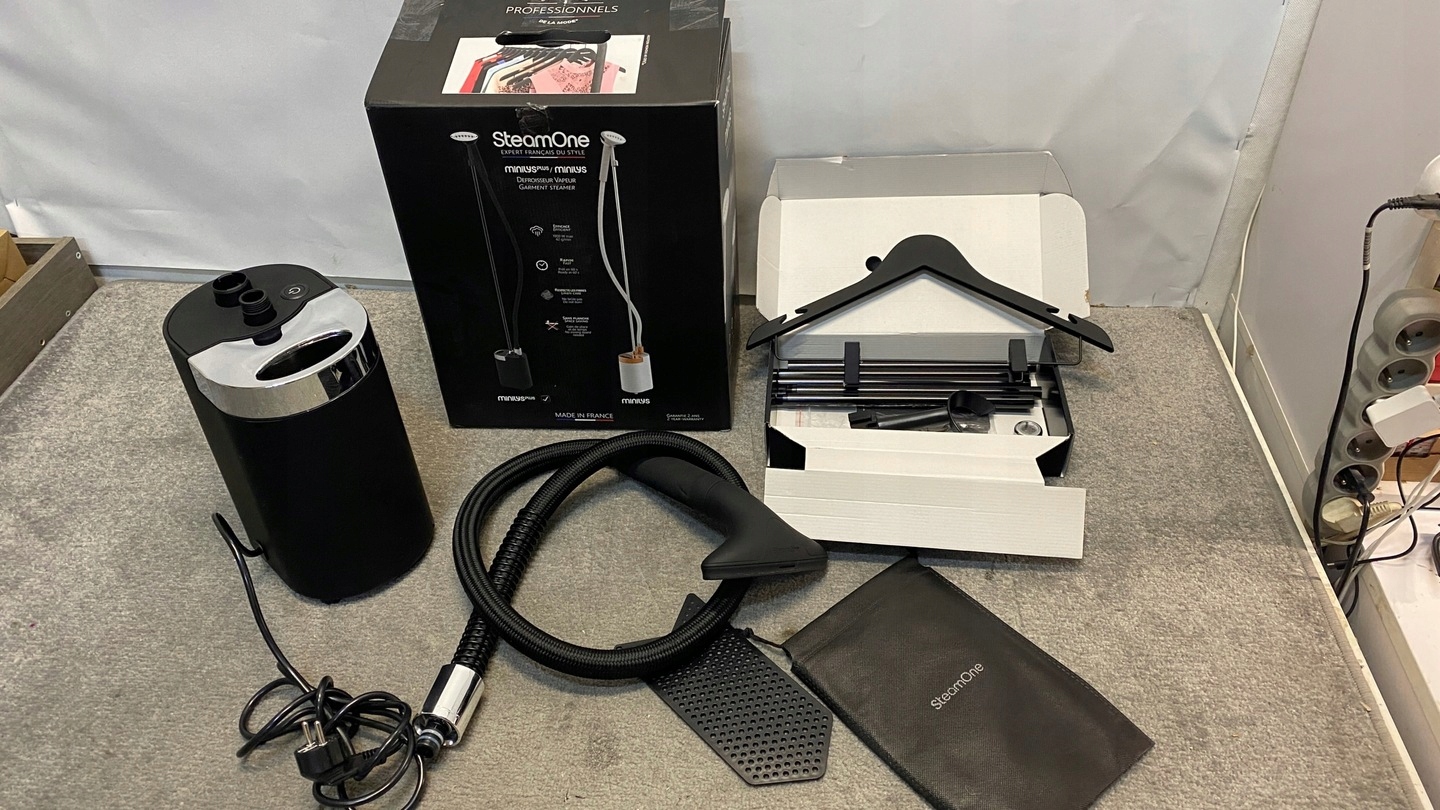 PAROWNICA Steamer do ubrań SteamOne Minilys Plus 1900 W OPIS Stan opakowania uszkodzone