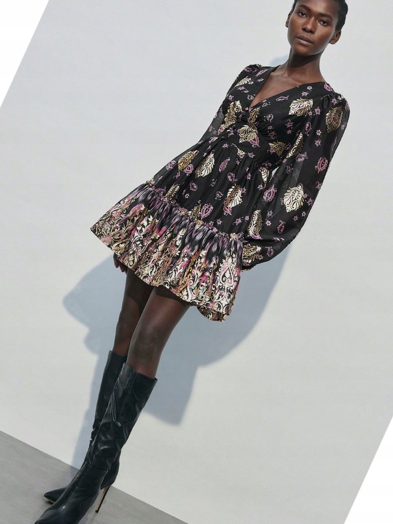 Šaty Printy Glamour Z Ogranzy W Zlatá Krátká Rozšířená M 38