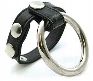 STALOWY RING NA PENISA ZE SKÓRZANĄ UPRZĘŻĄ NA JĄDRA