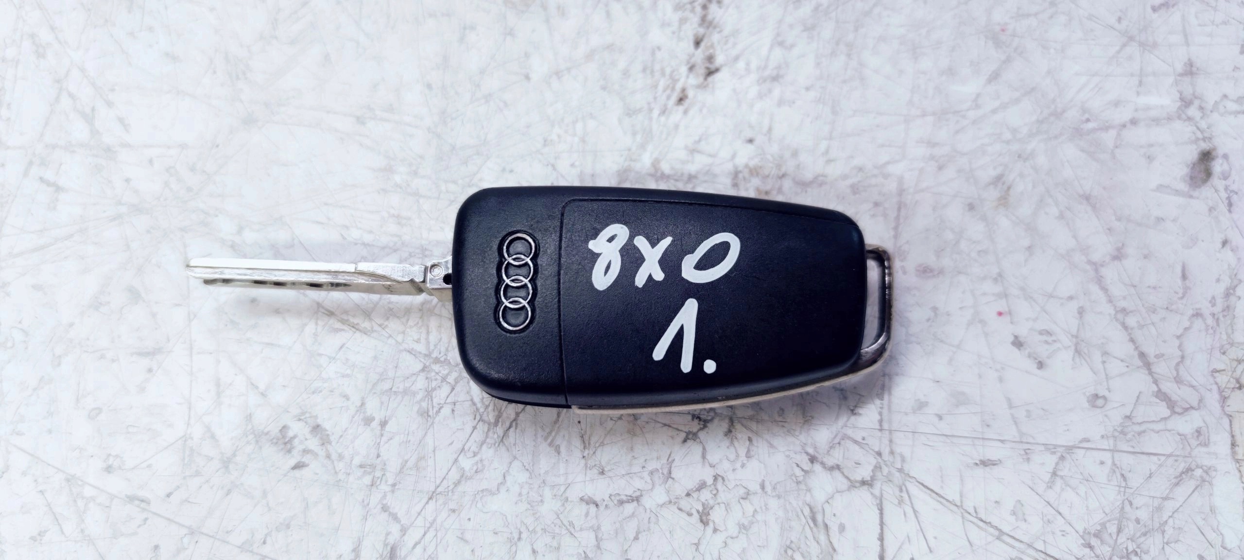 key PILOT SCYZORYK AUDI A1 8X Q3 8X0837220D *1