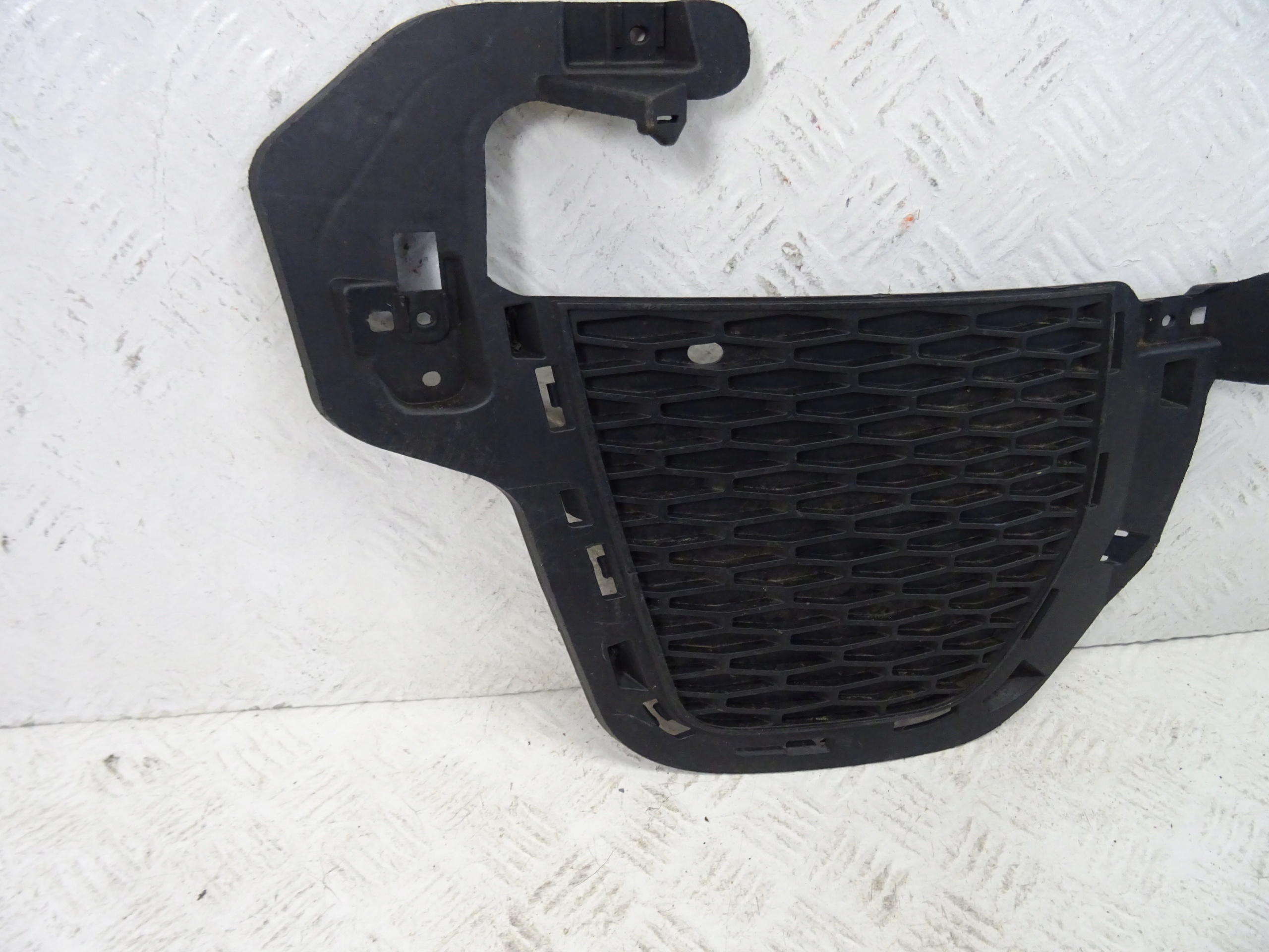 grid of a bumper front front right RANGE ROVER EVOGUE GJ32-15A299-B