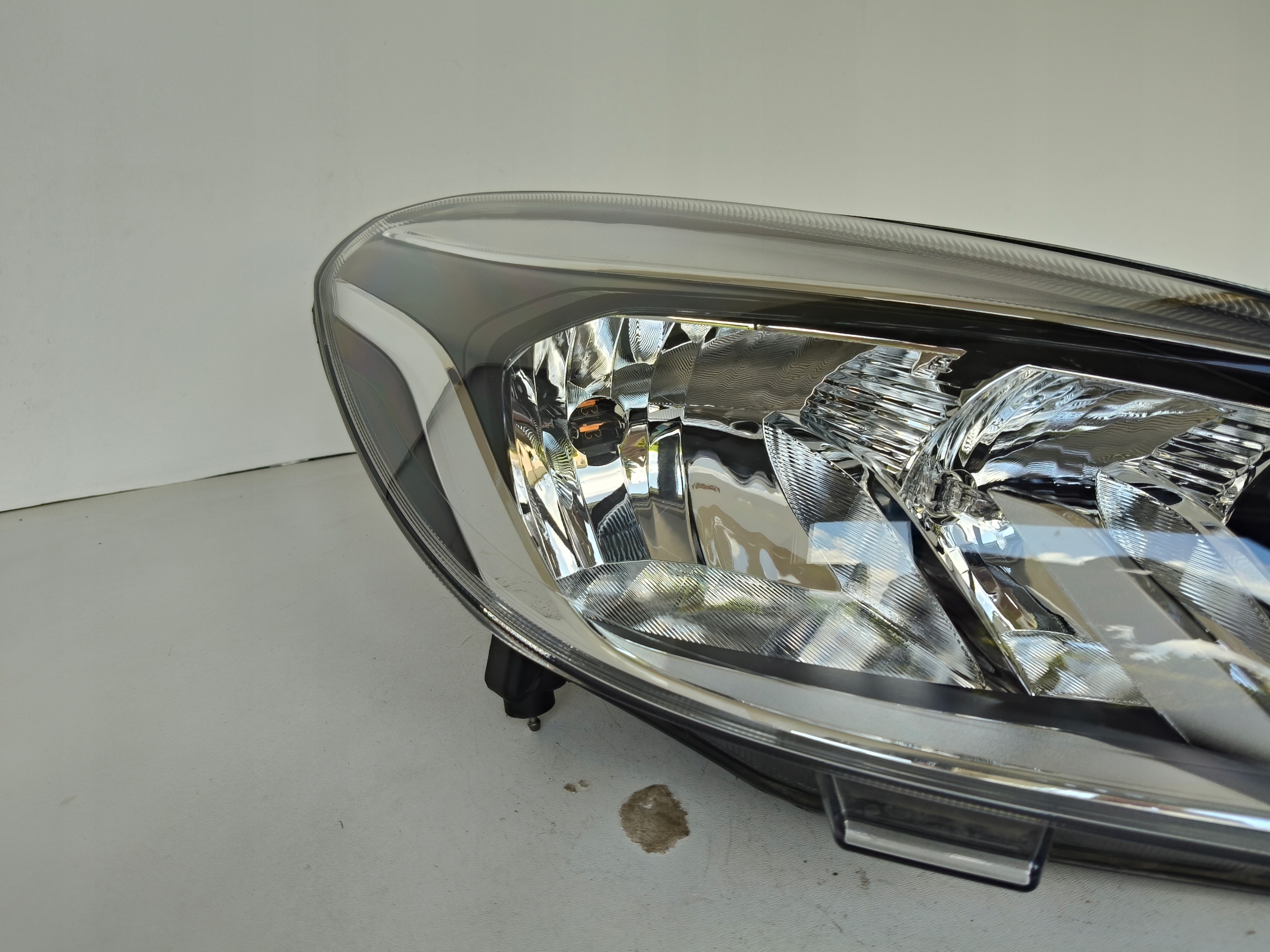 light right REFLEKTOR FORD FIESTA MK8 17