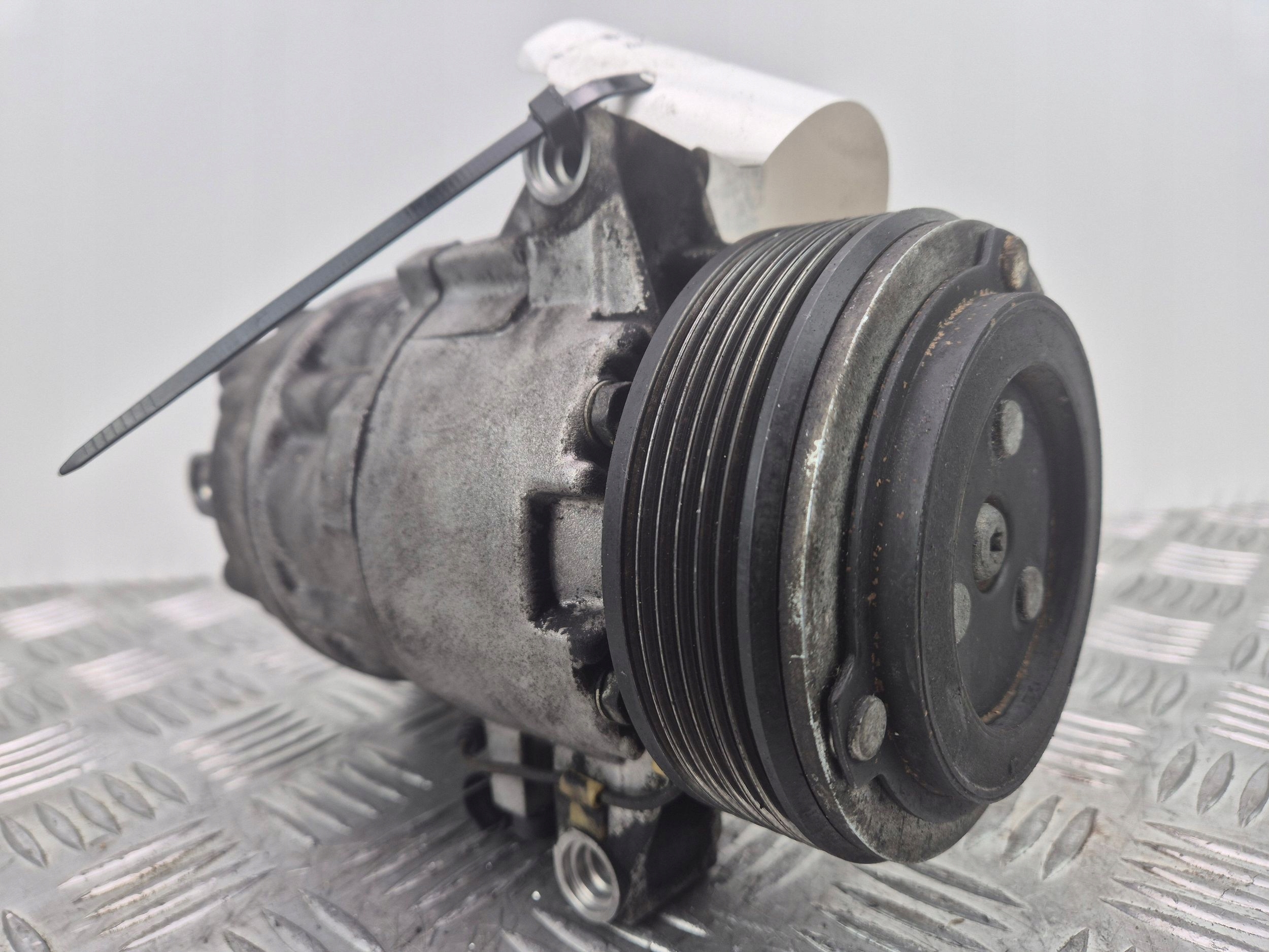 BMW 3 E90 E91 323i N52 compressor of the air conditioning 9145355