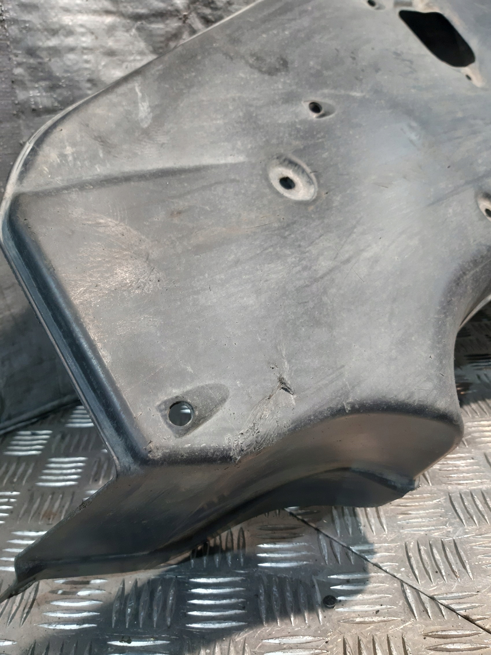 Lexus IS II 220D cover chassis floor left 5839953010