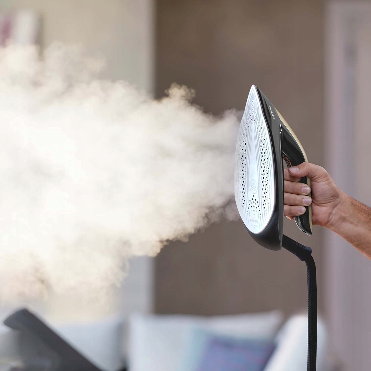 ŻELAZKO Z GENERATOREM PARY STACJA PAROWA PHILIPS PERFECT CARE 2700W 700G Marka Philips