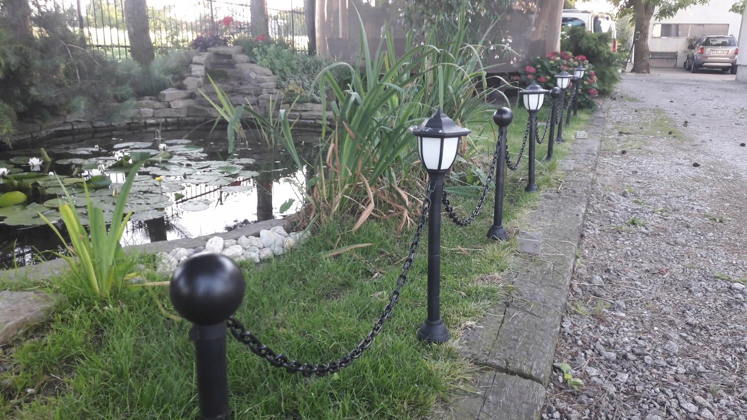 2 lampy solarne, ogrodzenie - 4 słupki, łańcuch. Dekoracja ogrodowa. Moc 2 W