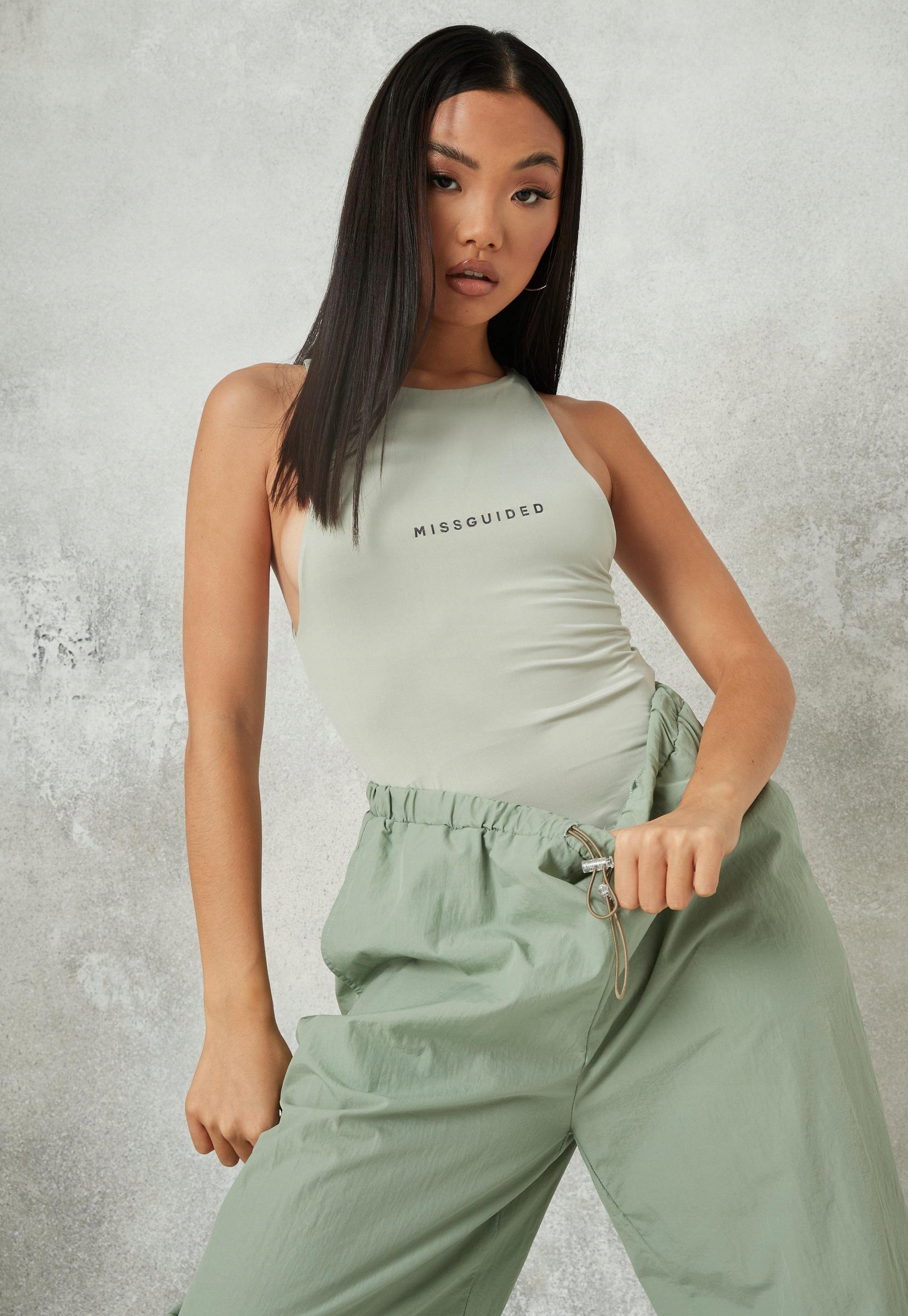 ZIELONE SZAŁWIOWE DOPASOWANE CIENKIE BODY Z NAPISEM MISSGUIDED 30 Płeć kobieta