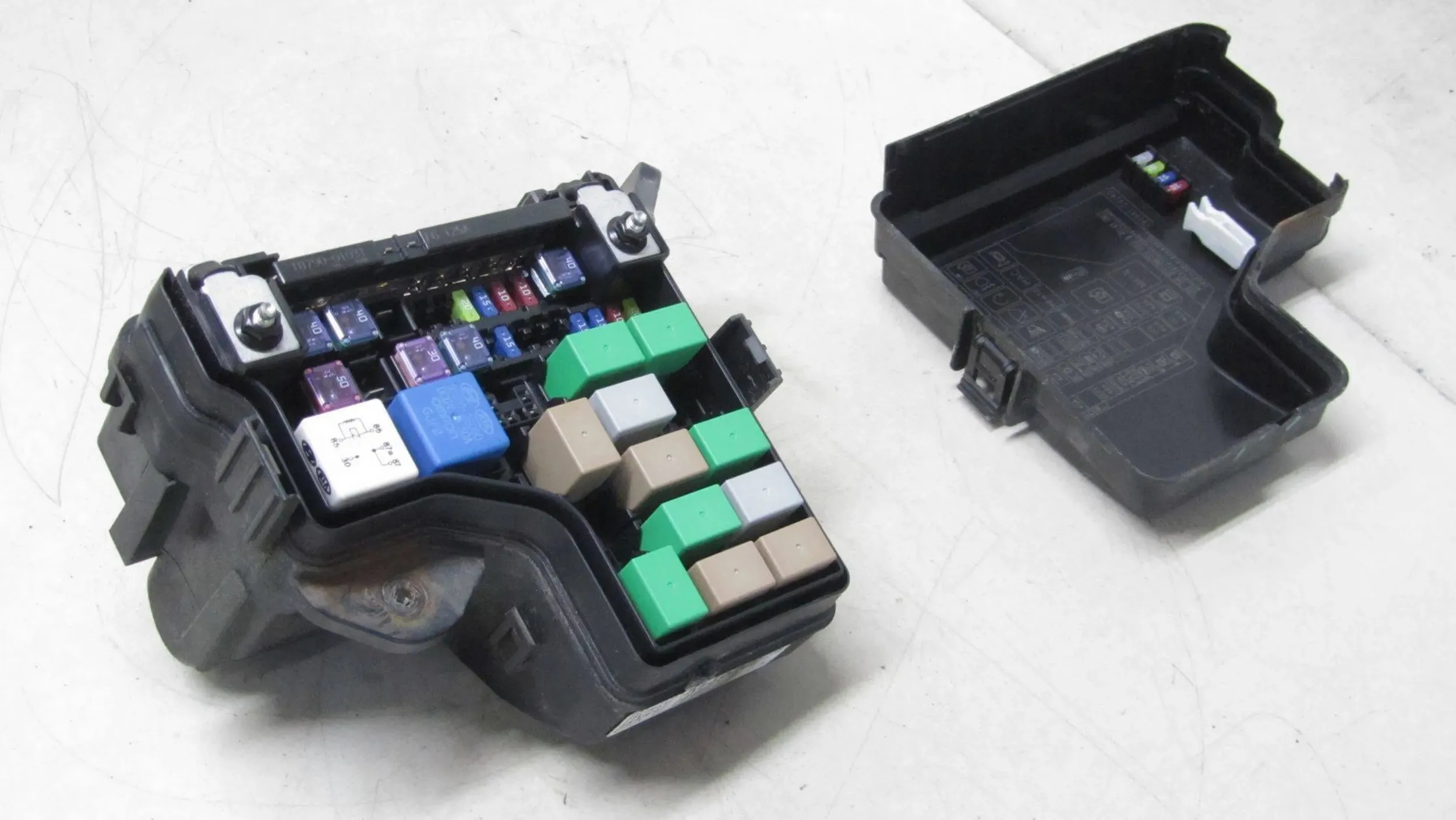 HYUNDAI VELOSTER 1.6 GDI SKRZYNKA BEZPIECZNIKÓW 11-