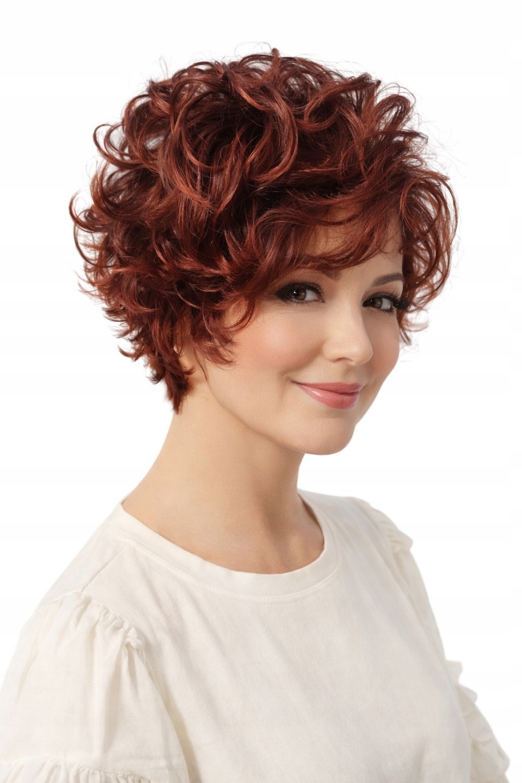 Krátká kudrnatá paruka s ofinou v barvě sangrie Nessaja wigs shop