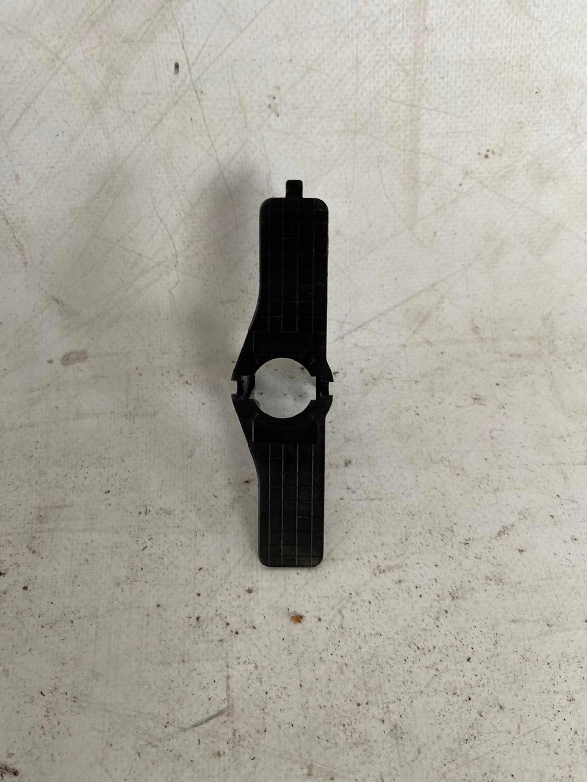 VOLVO V40 Halter PDC heck hinten 31323133