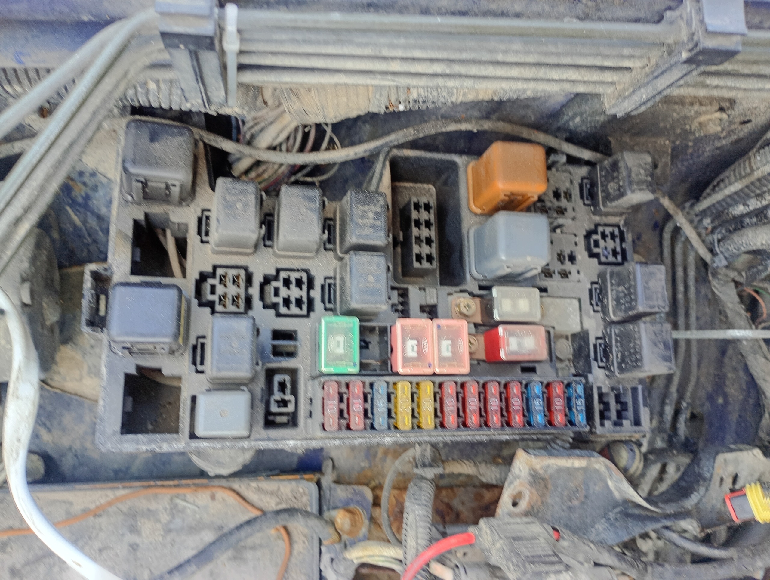 fuse box ISUZU TROOPER II 2 92-02 3.5 V6
