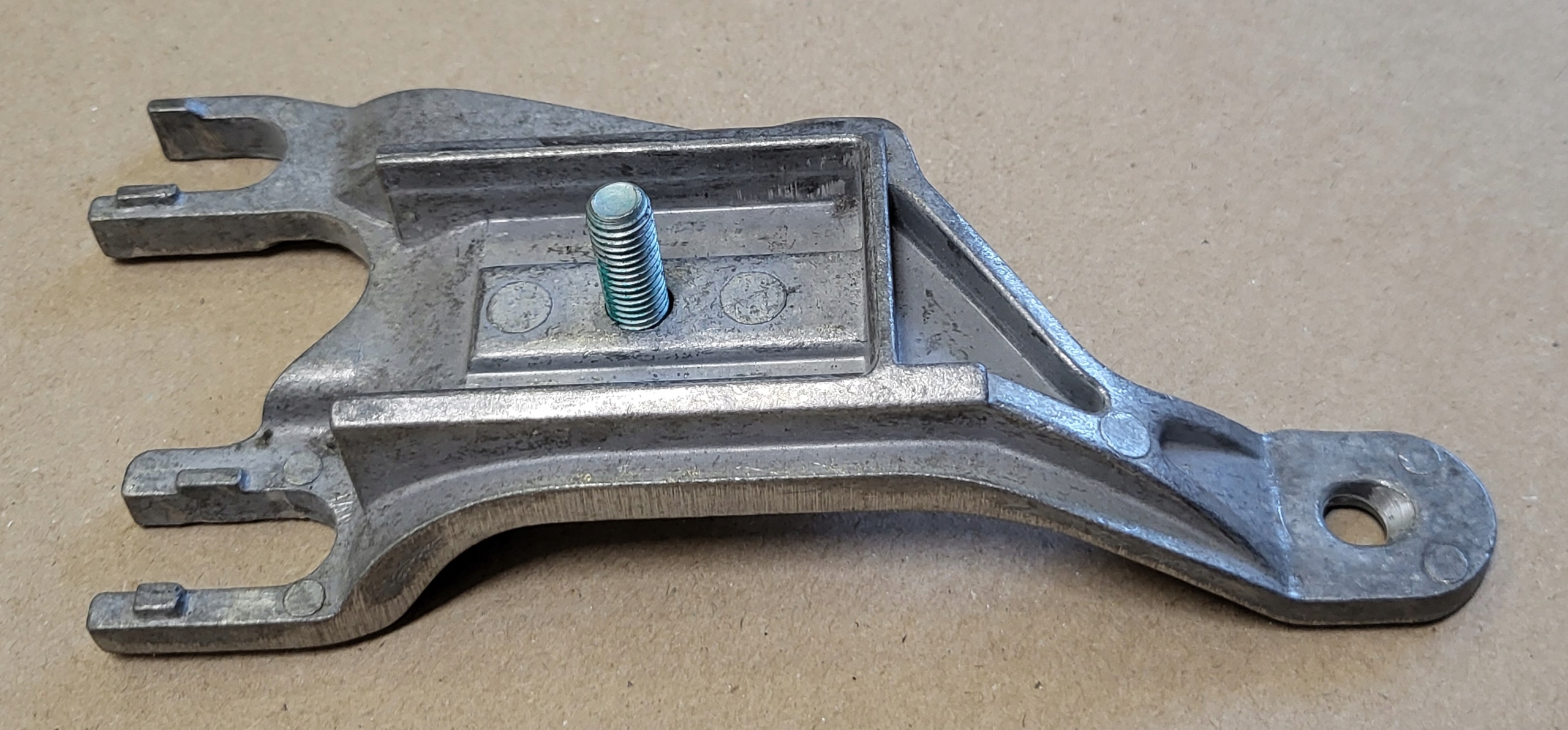Support Support plaque Support PODLOKIETNIKA SRODKOWEGO AUDI A4 B6 B7 8E