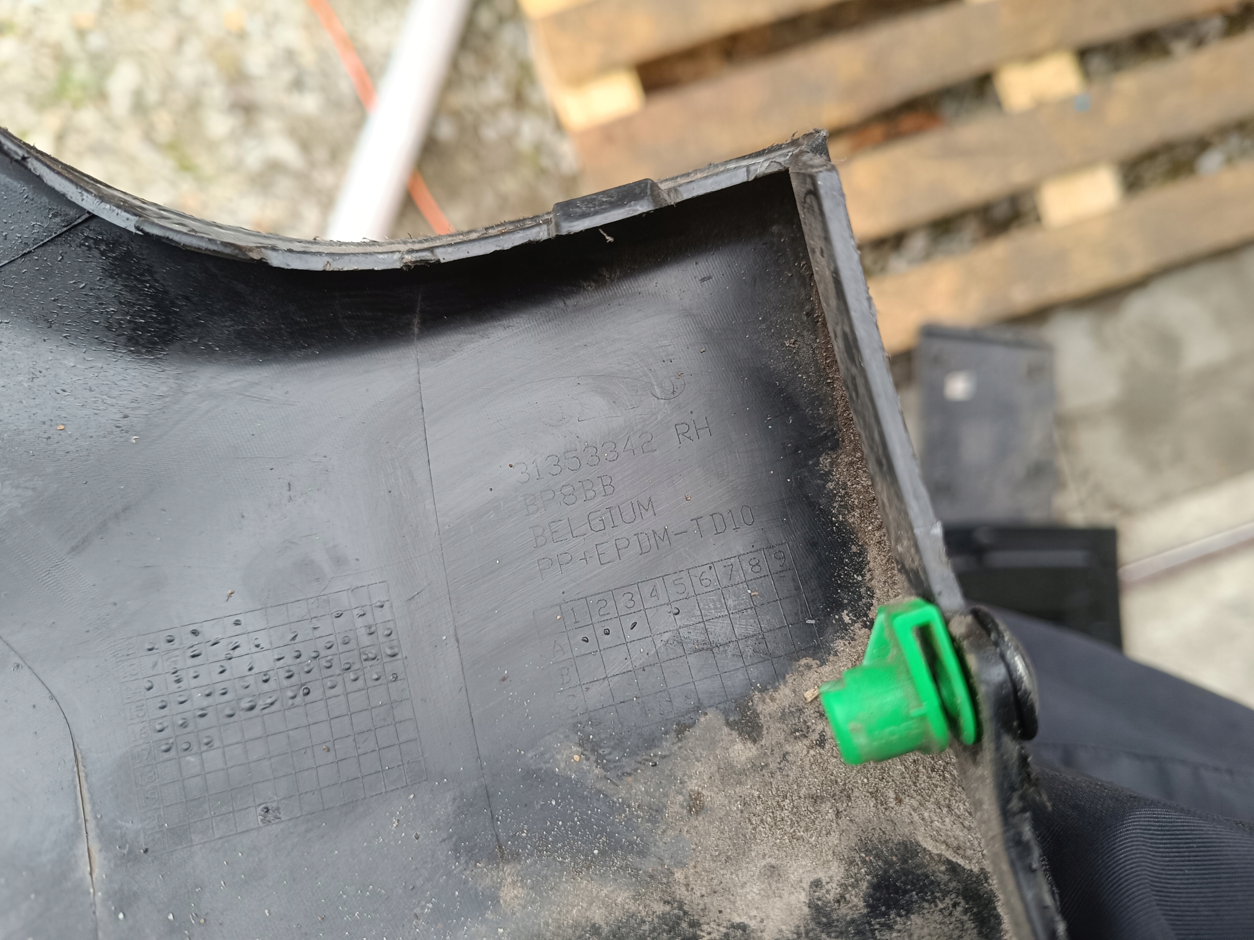 grid right front VOLVO V40 CROSS COUNTRY 31353342