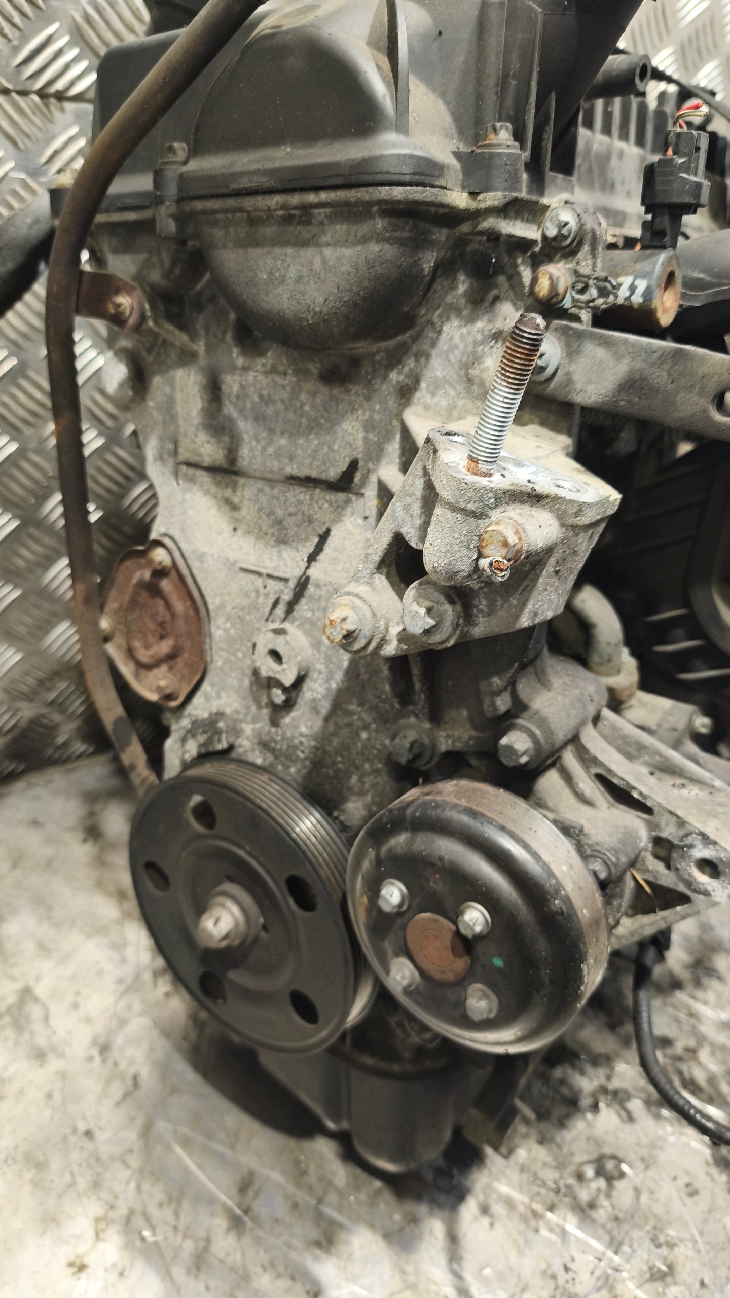 moteur nu cache- MITSHUBISHI COLT VI 1.3B 4A90