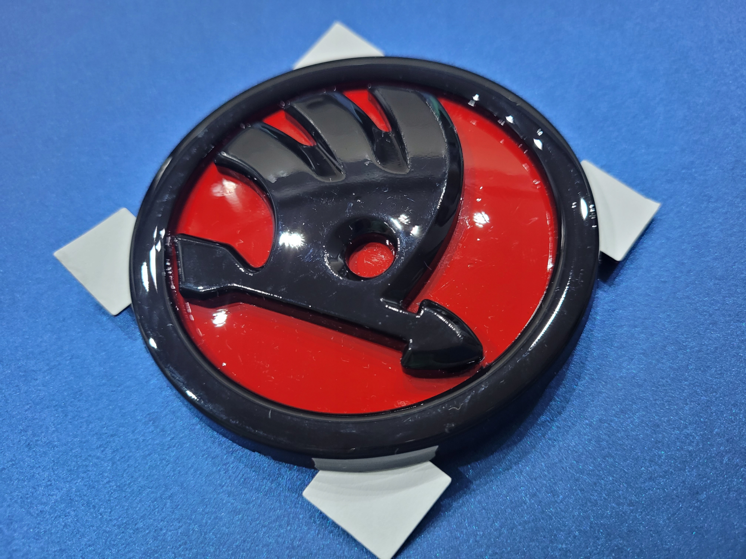 Emblemat logo do Skoda 90 mm Red-Black Glossy EAN (GTIN) 6095408946931