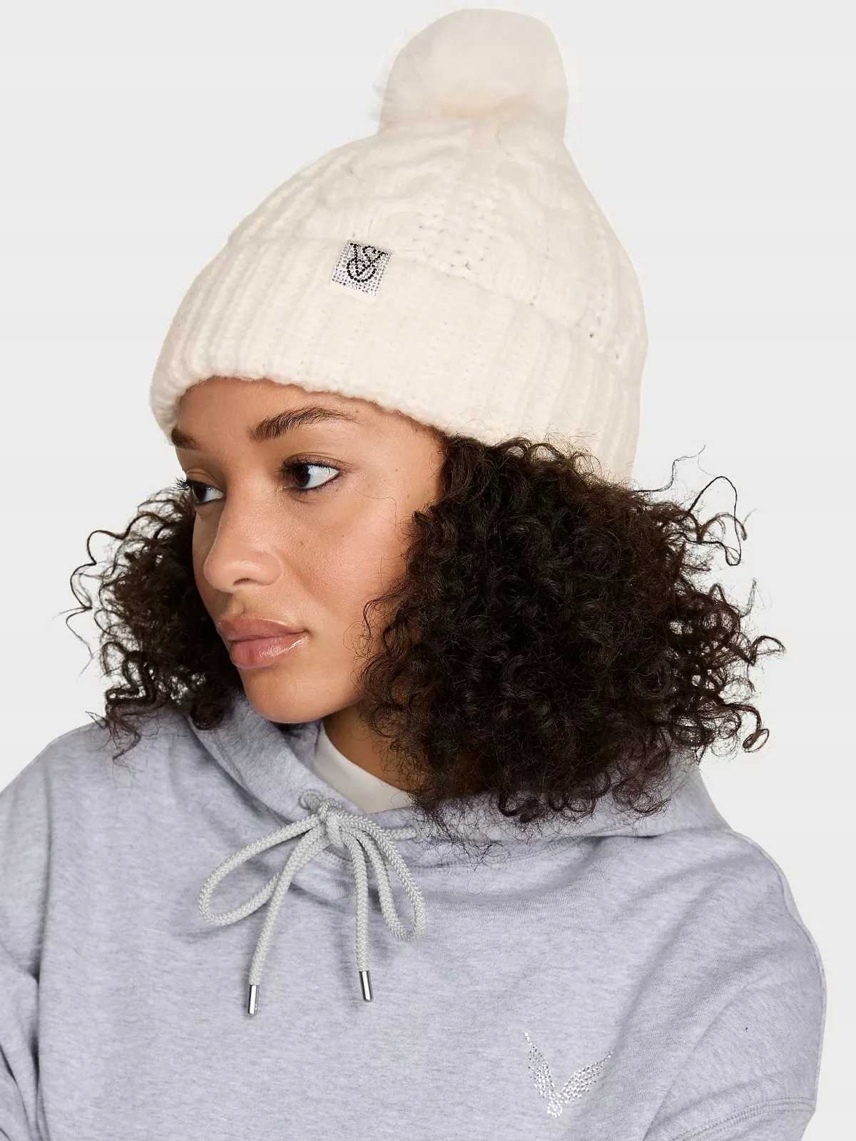 Victoria's Secret dámská zimní čepice Cozy Cable-Knit Pom mléčná