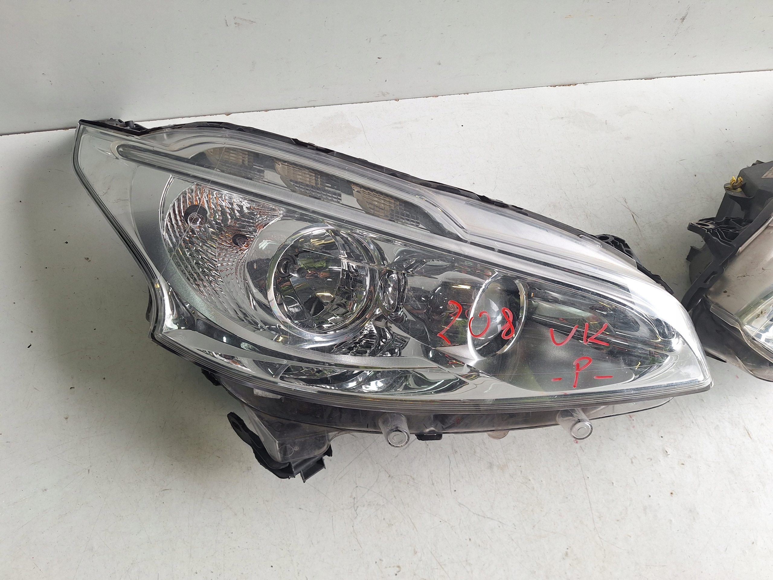 PEUGEOT 208 12-15 light left UK