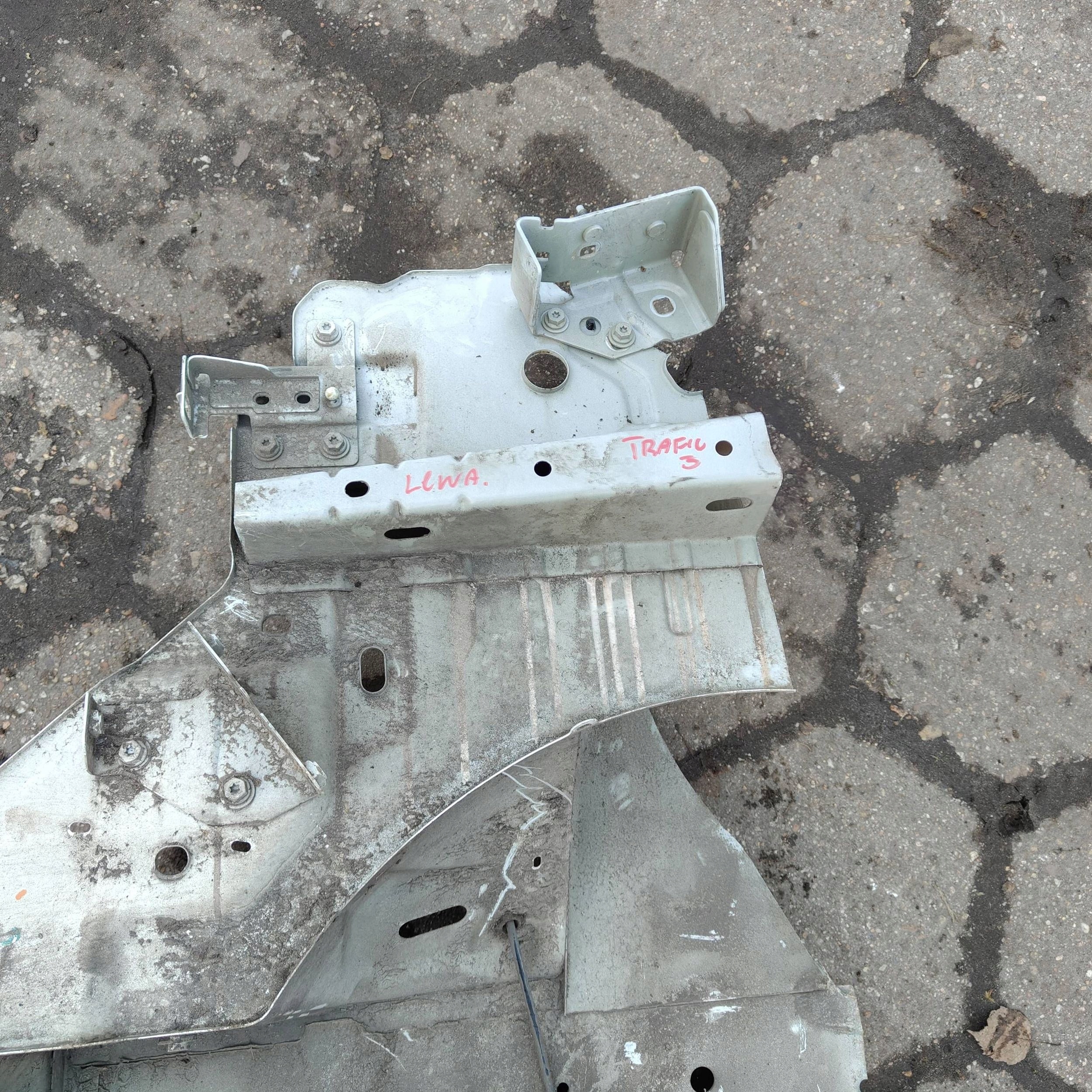 quarter front front side left Renault Trafic III (X82)