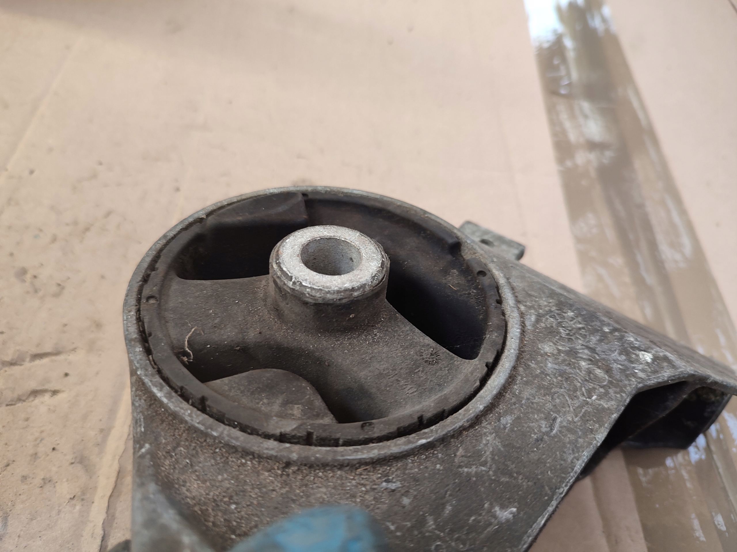 holder engine mount Opel Signum V04636