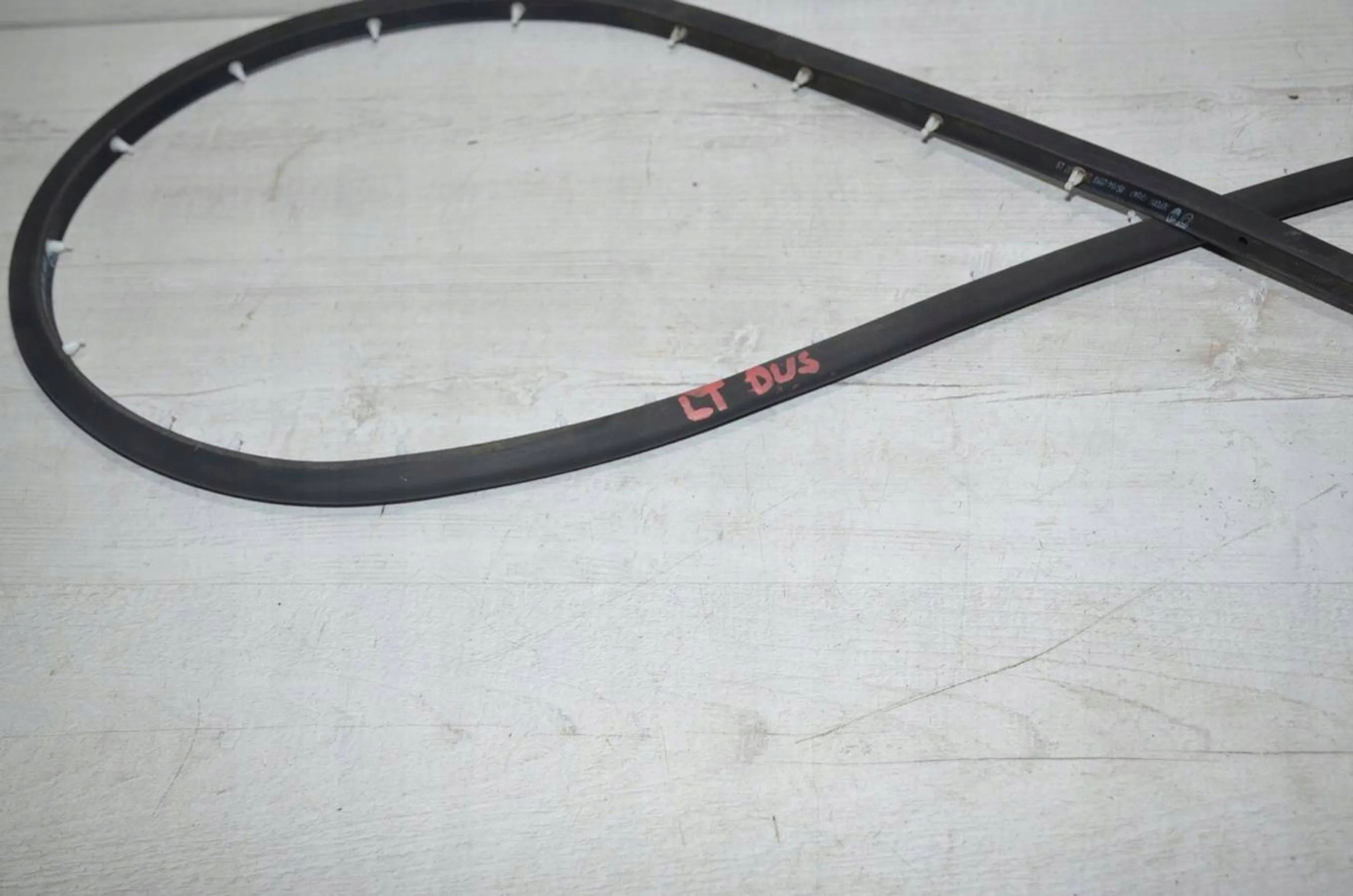 Dacia Duster II 2018 rear part side left gasket windows door