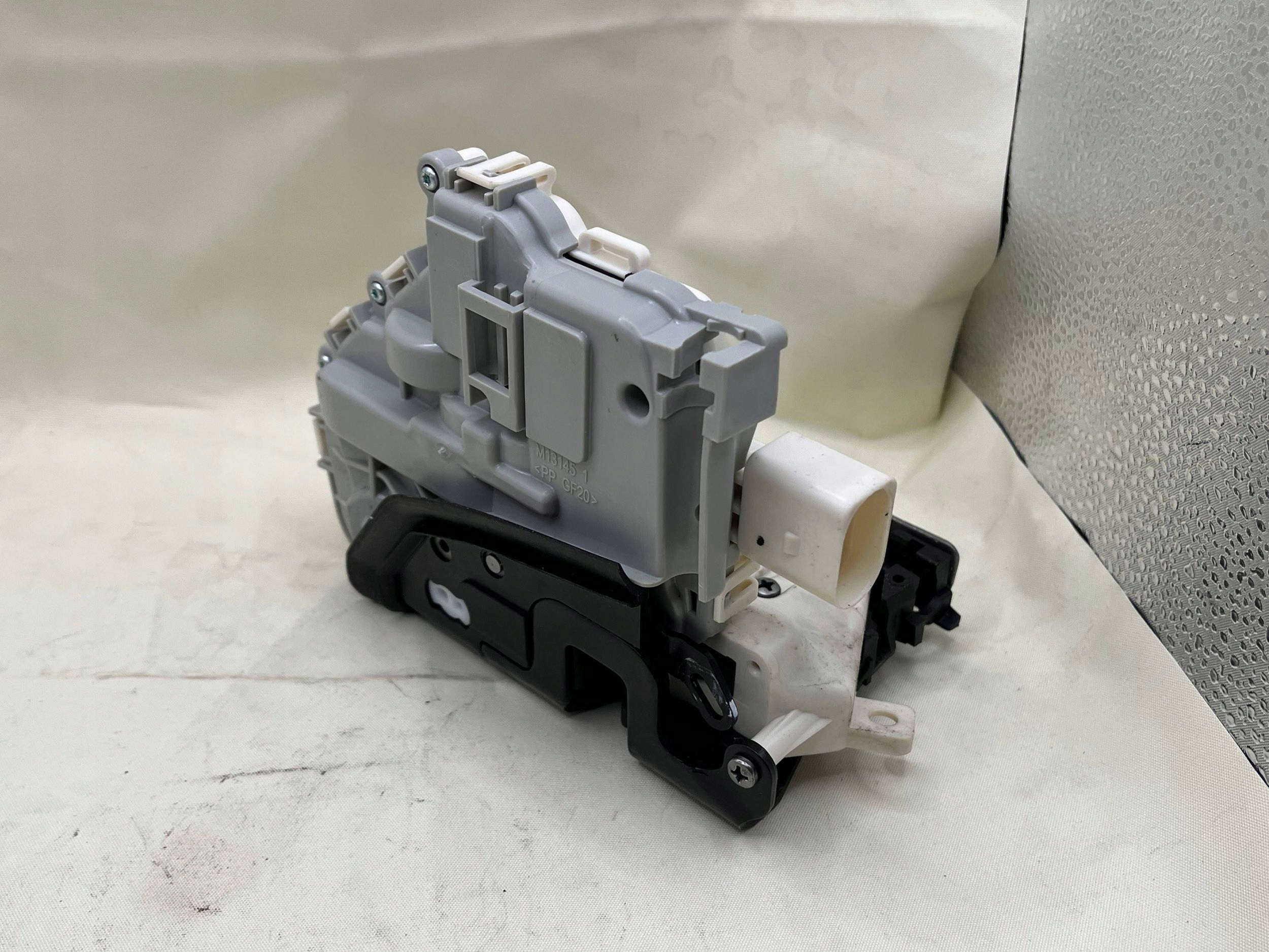 8X1837015, lock door left front AUDI A4 B9 !J